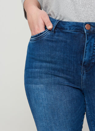 Amy Denim Shorts mit hoher Taille, Blue denim, Model image number 2