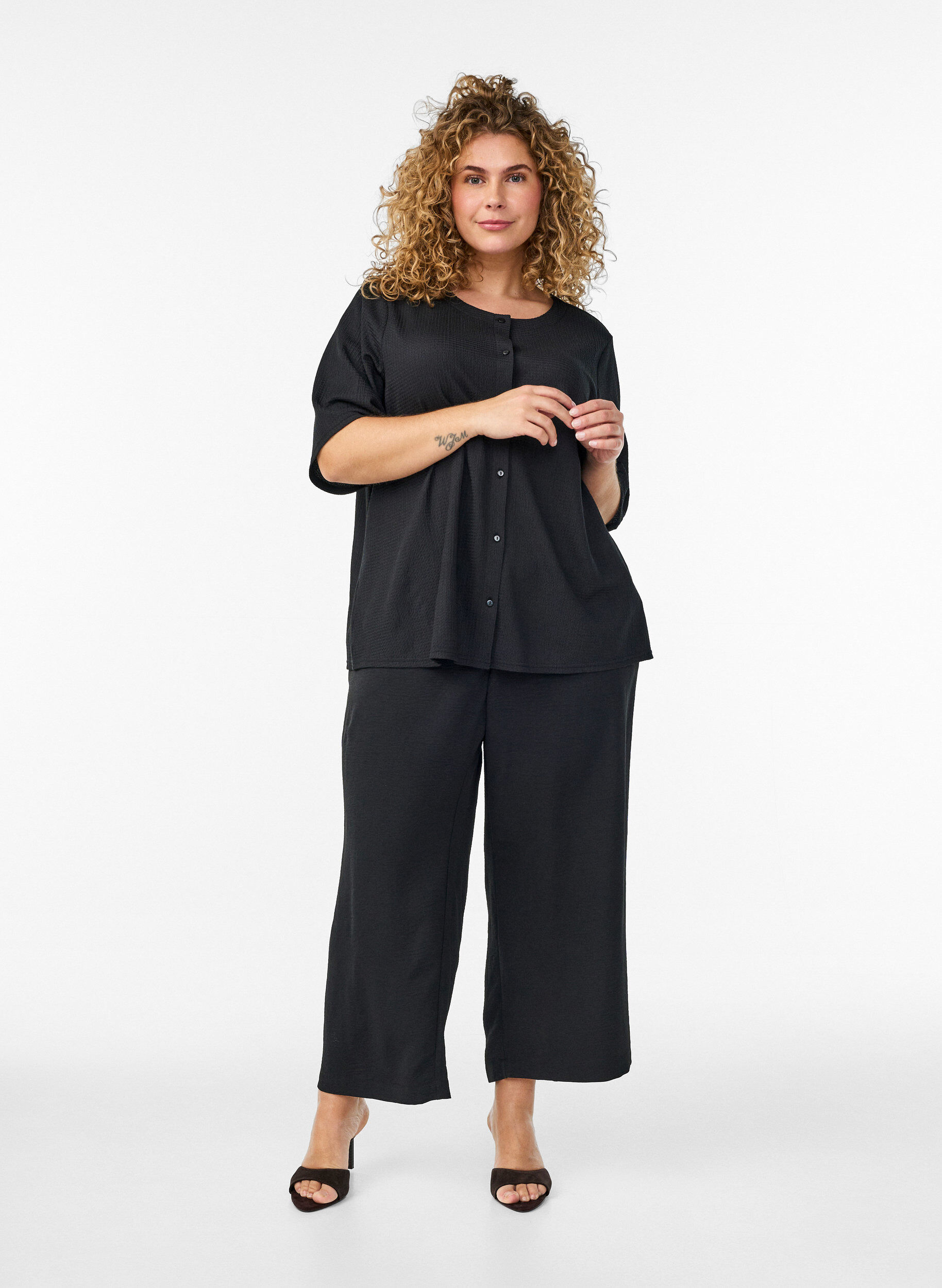 Zizzi Kurz&auml;rmelige Bluse mit Struktur und Knopfleiste, Schwarz, Model image number 1