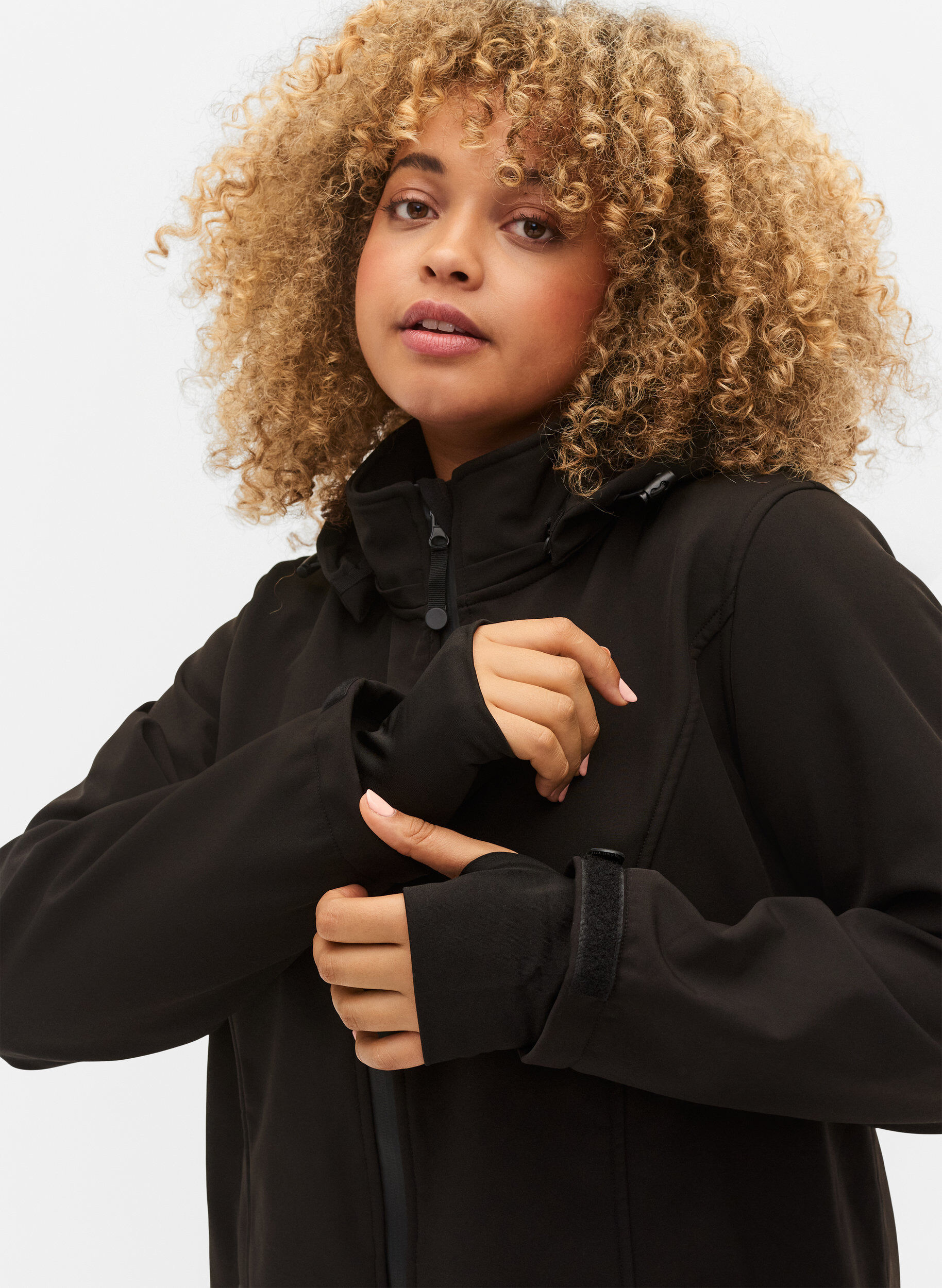 Zizzi Kurze Softshell-Jacke mit abnehmbarer Kapuze, Schwarz, Model image number 4