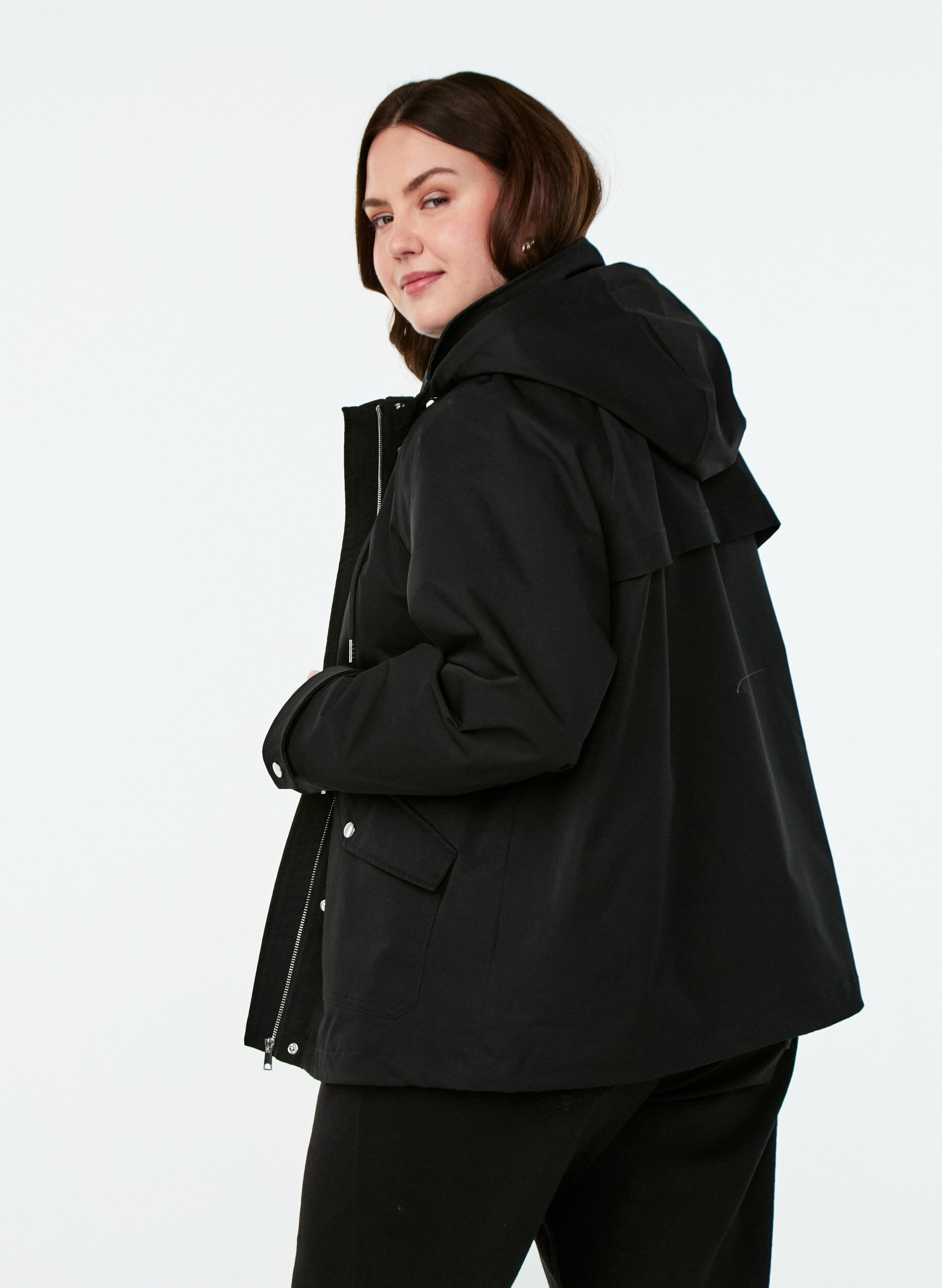 Zizzi Kurze Fr&uuml;hlingsjacke mit abnehmbarer Kapuze, Schwarz, Model image number 2