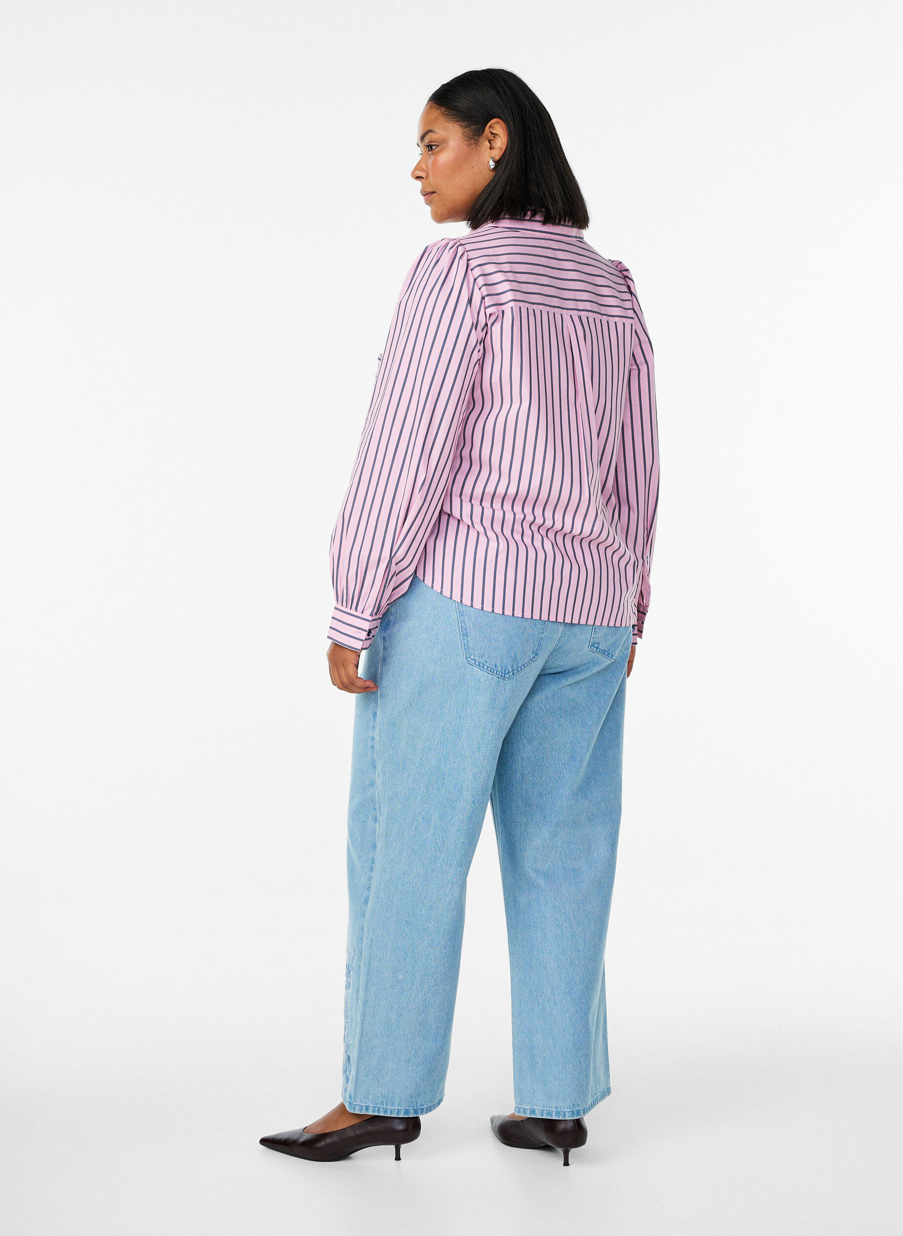 Zizzi Myra Jeans mit weiter Passform und Blumendetails, Blau, Model image number 1