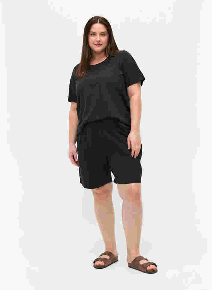 Lockere Shorts mit Taschen, Black, Model