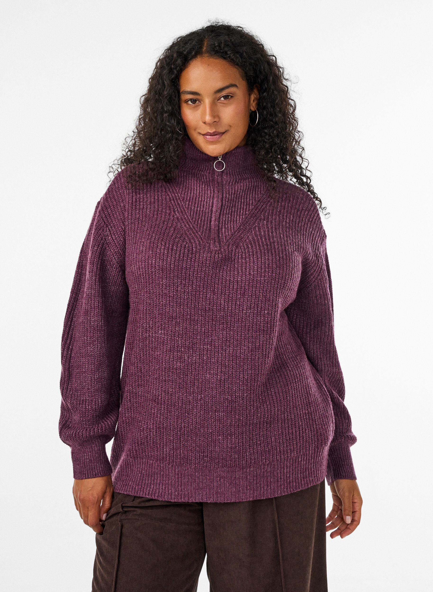 Strickpullover mit hohem Kragen und Rei&szlig;verschluss, Lila, Model