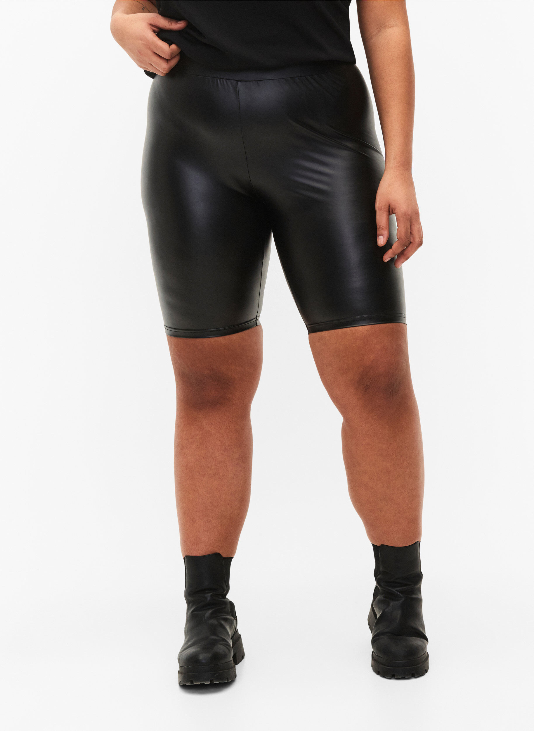 Zizzi Gl&auml;nzende, eng anliegende Shorts mit hoher Taille, Black, Model image number 2