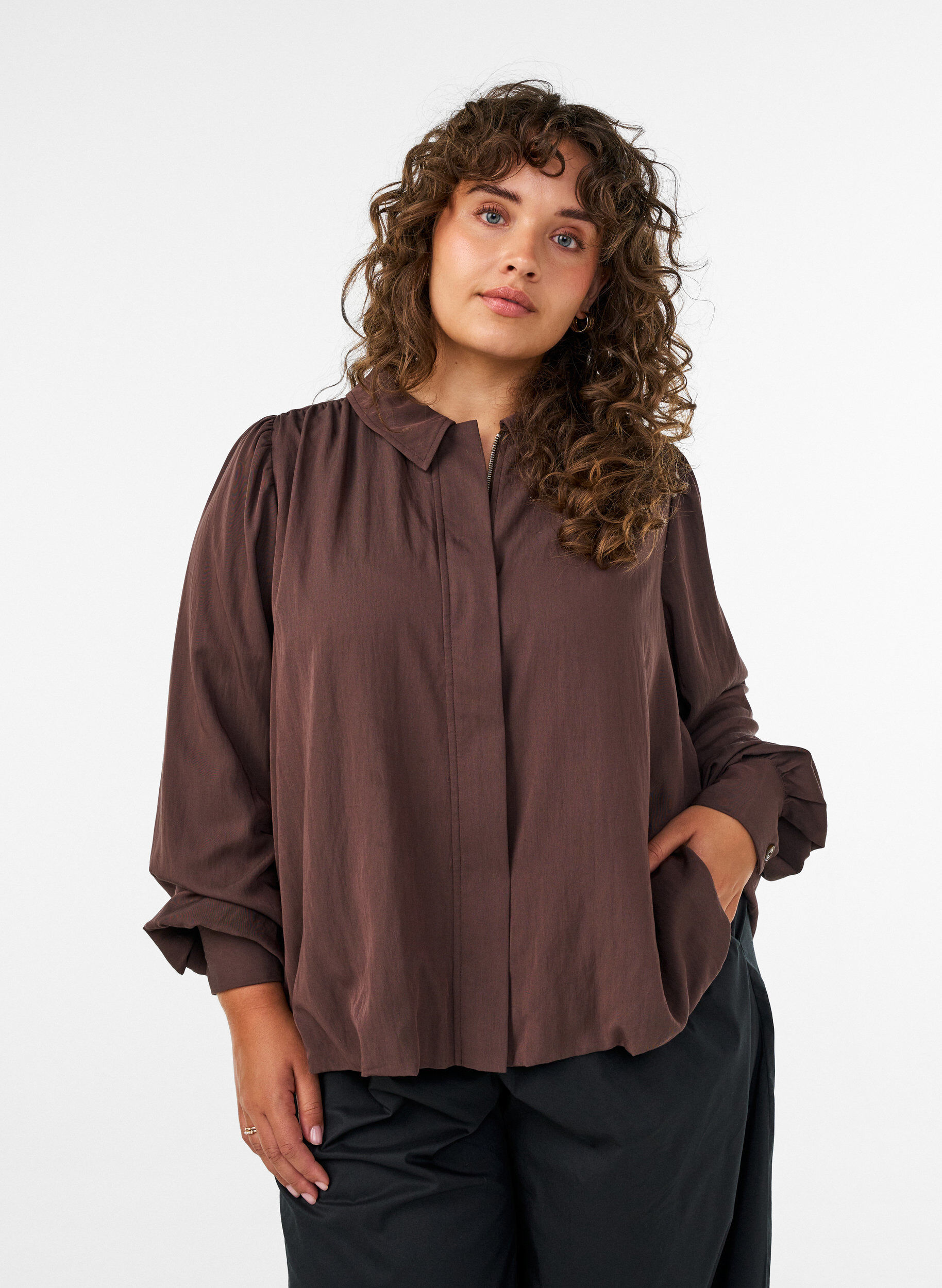 Bluse mit Ballonform und verdecktem Rei&szlig;verschluss, Braun, Model