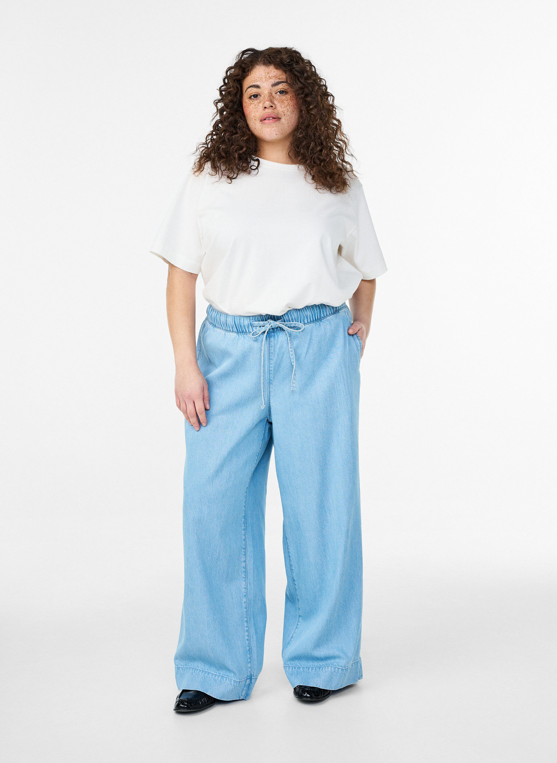 Zizzi Joggers aus Denim mit weitem Bein und hoher Taille, Blau, Model image number 0
