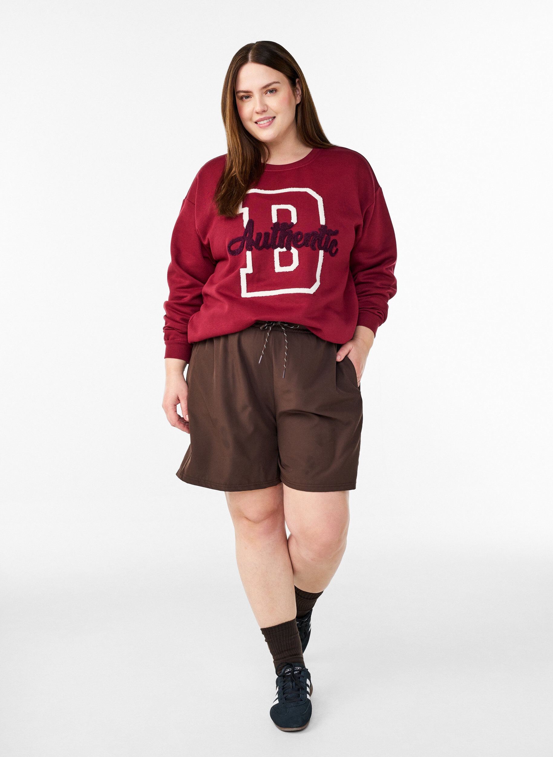 Zizzi Sweatshirt mit Motiv auf der Vorderseite, Dunkles Bordeaux, Model image number 1