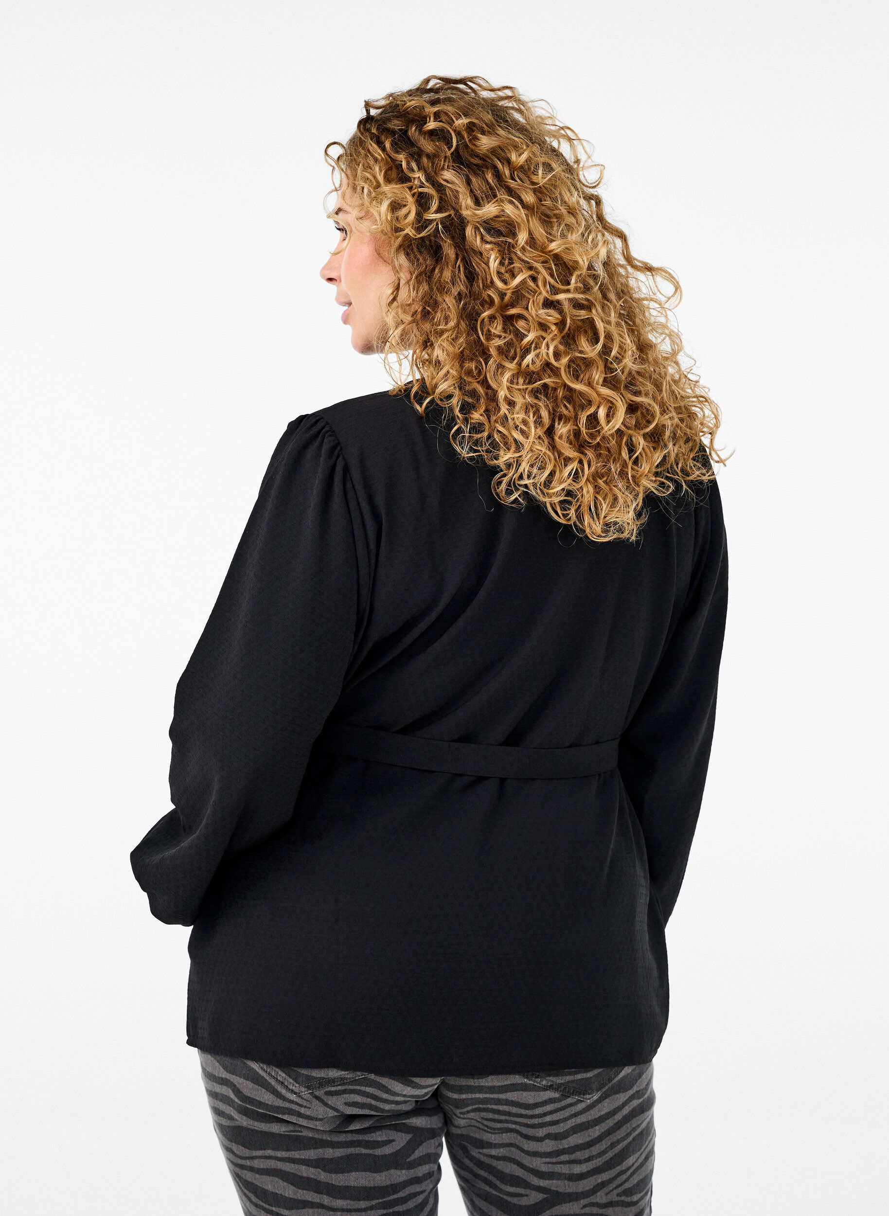 Zizzi Wickelbluse mit Bindeband und langen &Auml;rmeln, Schwarz, Model image number 2