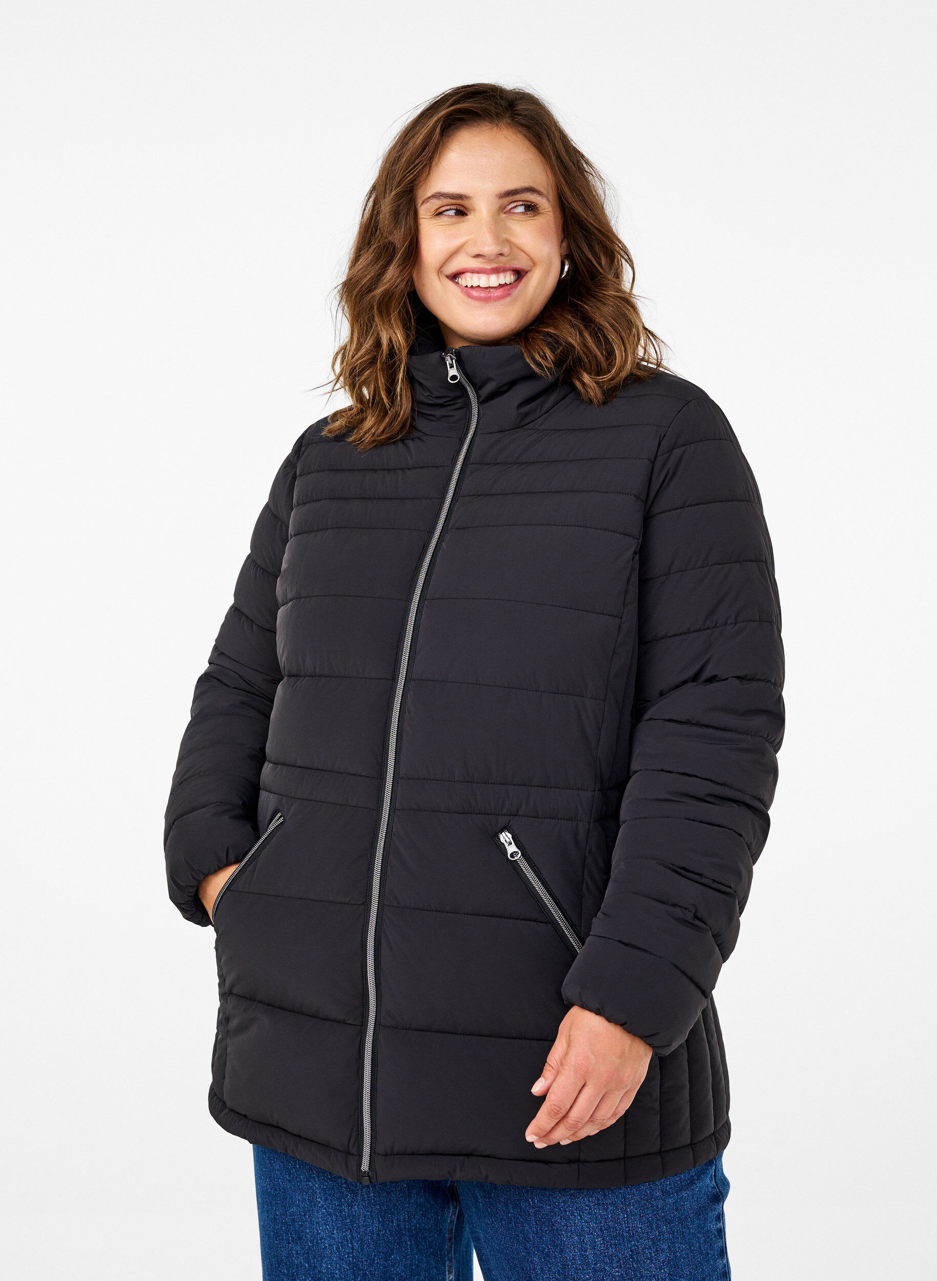Kurze Steppjacke mit Taschen, Schwarz, Model