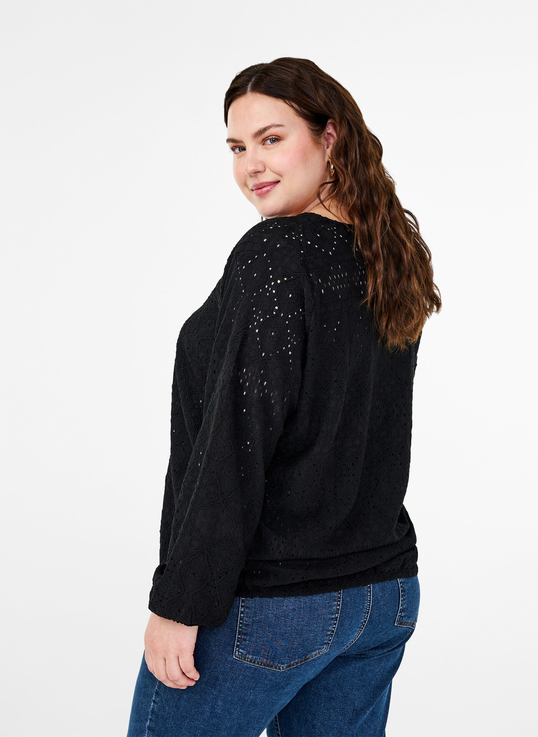 Zizzi  Lang&auml;rmelige Bluse mit V-Ausschnitt und Lochmuster, Black, Model image number 1