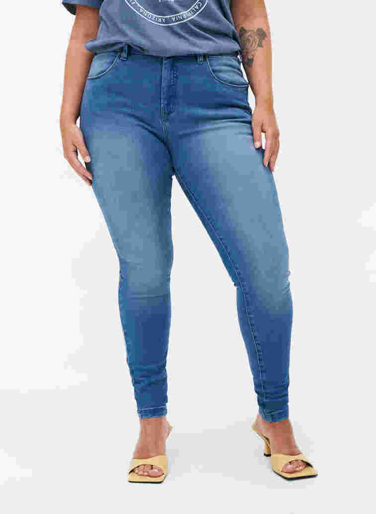 Super Slim Amy Jeans mit hoher Taille, Lt blue Denim, Model image number 3