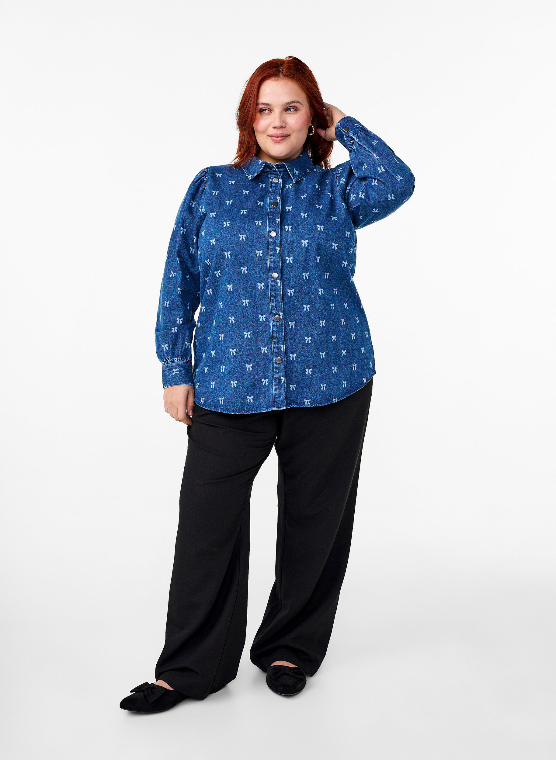 Zizzi Jeanshemd mit Herzen, Denim Blue W. Wh.Bow, Model image number 2