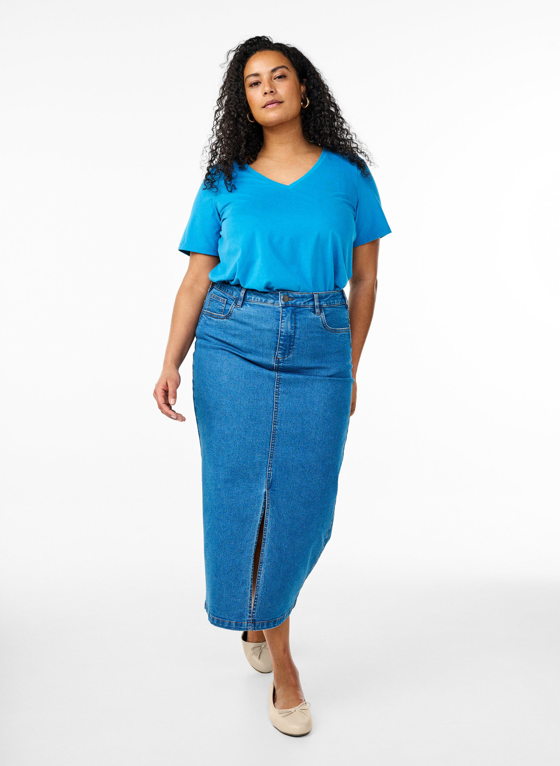 Zizzi T-Shirt mit V-Ausschnitt, Blau, Model image number 1