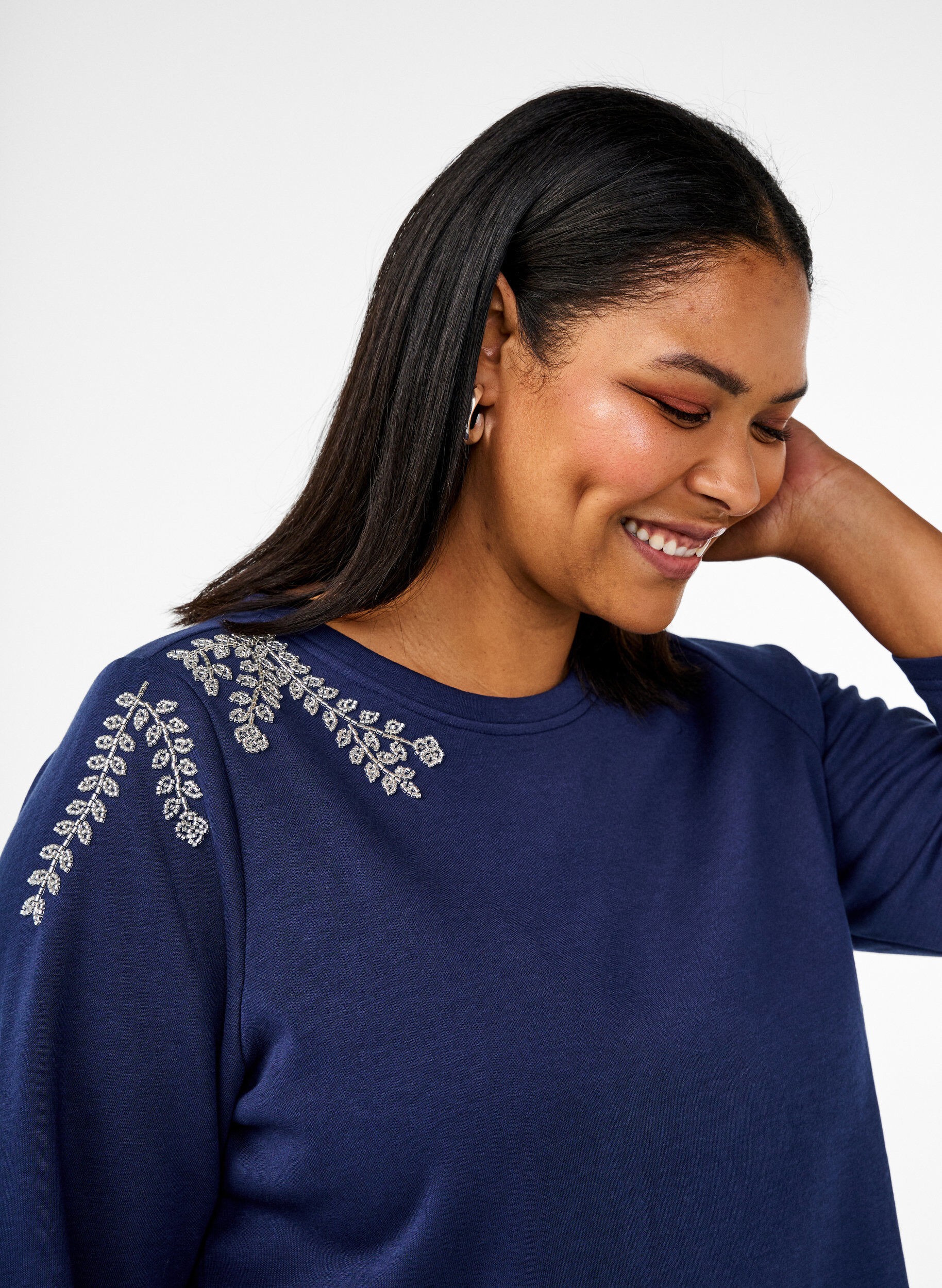 Zizzi Kurzer Sweatshirt mit Perlendetails, Blau, Model image number 3