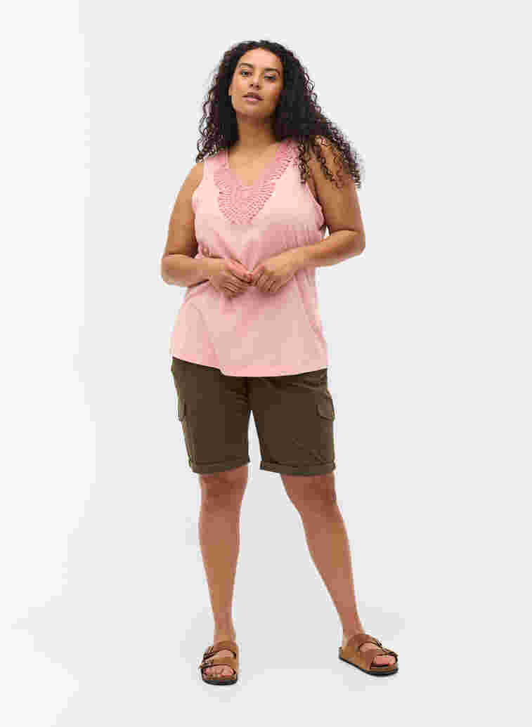 Top mit V-Ausschnitt und Spitzendetails, Rose Tan Mel., Model image number 2
