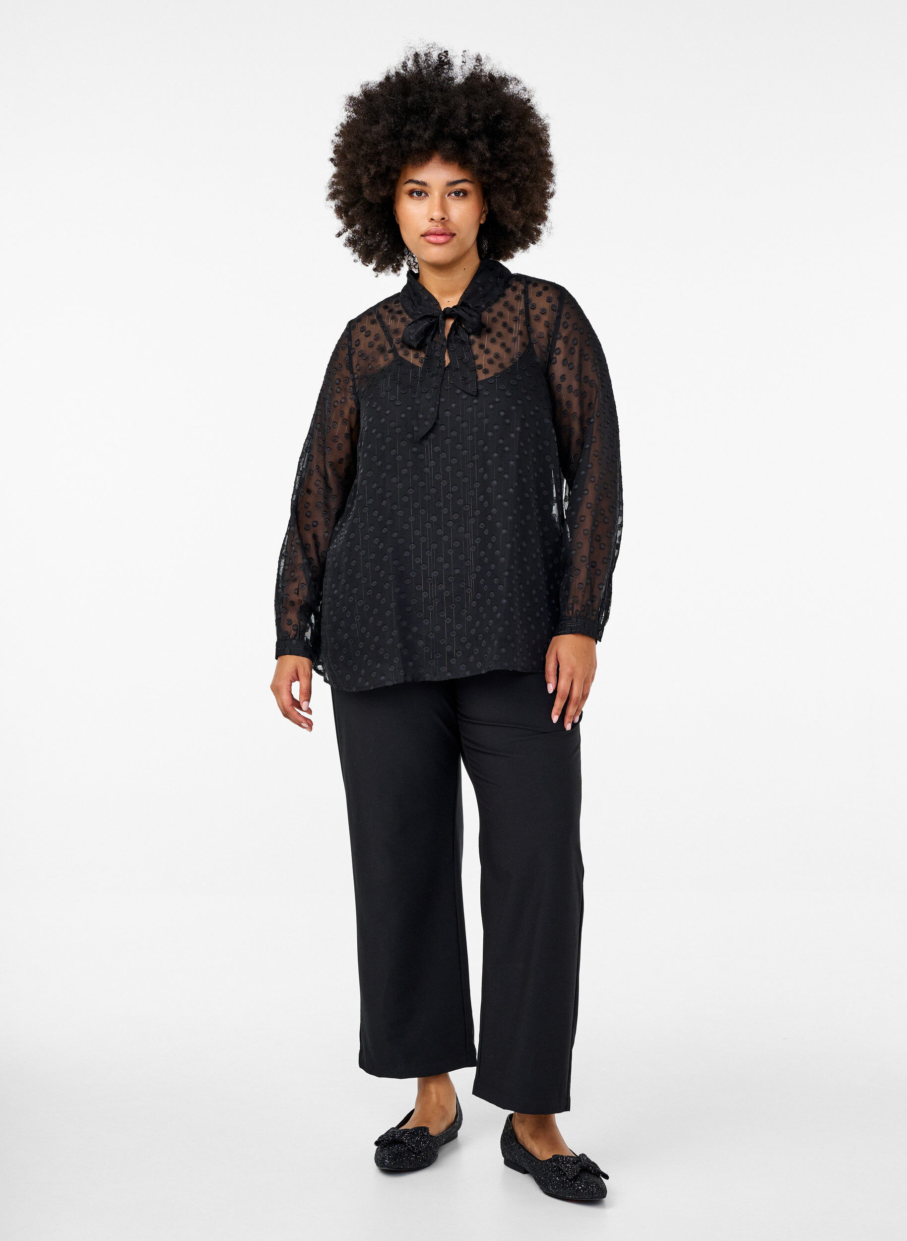 Zizzi Chiffonbluse mit P&uuml;nktchenmuster, Black, Model image number 2
