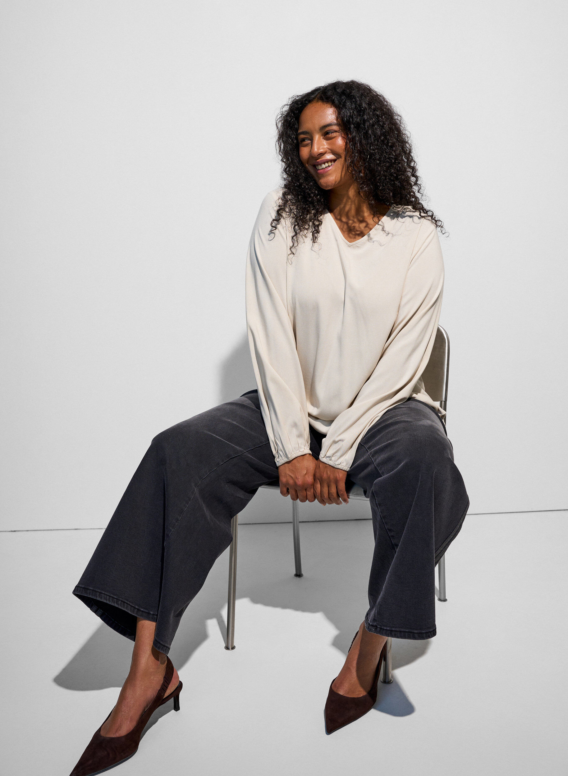 ZizziBluse aus Viskose mit V-Ausschnitt und abgerundetem Saum, Beige, Model image number 0