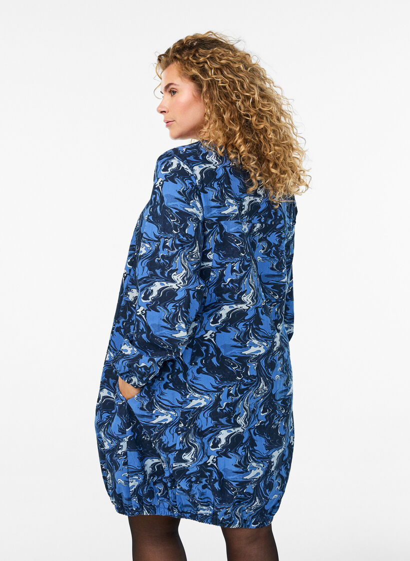 Kurzes Baumwollkleid mit Gummisaum und langen Ärmeln, Blau, Model image number 2