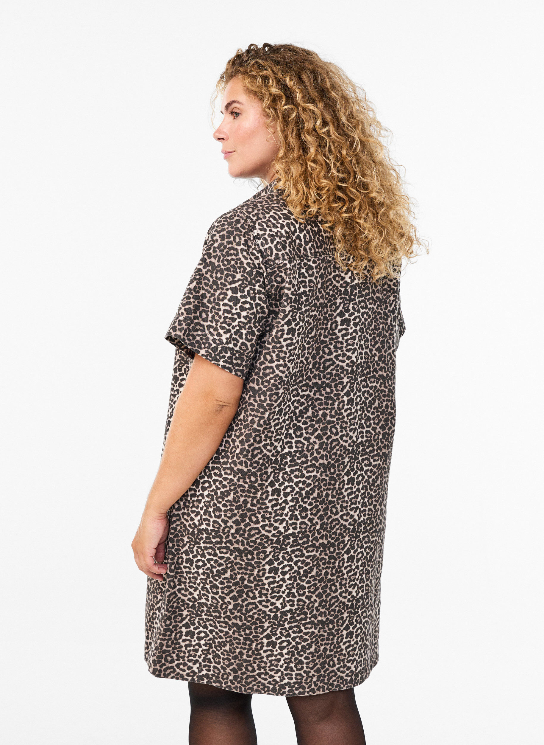 Zizzi Jeanskleid mit Leopardenmuster, Braun, Model image number 2