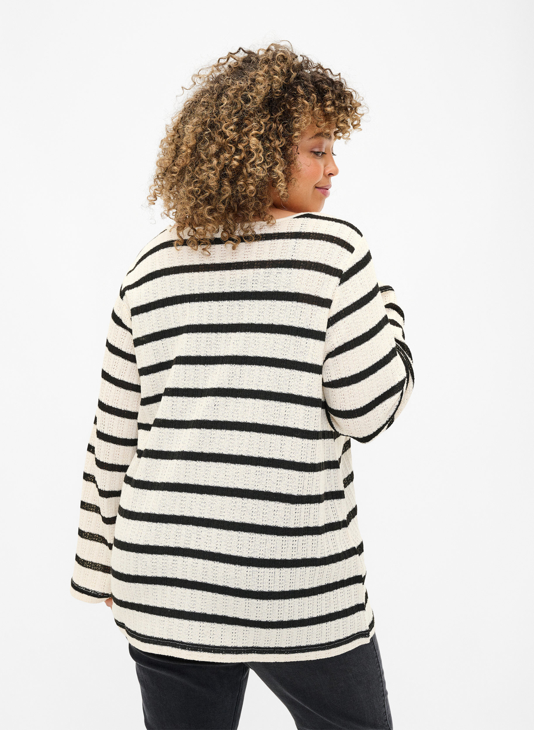 Zizzi Gestreifte Strickjacke mit Bindeband, Sand Black Stripe, Model image number 1