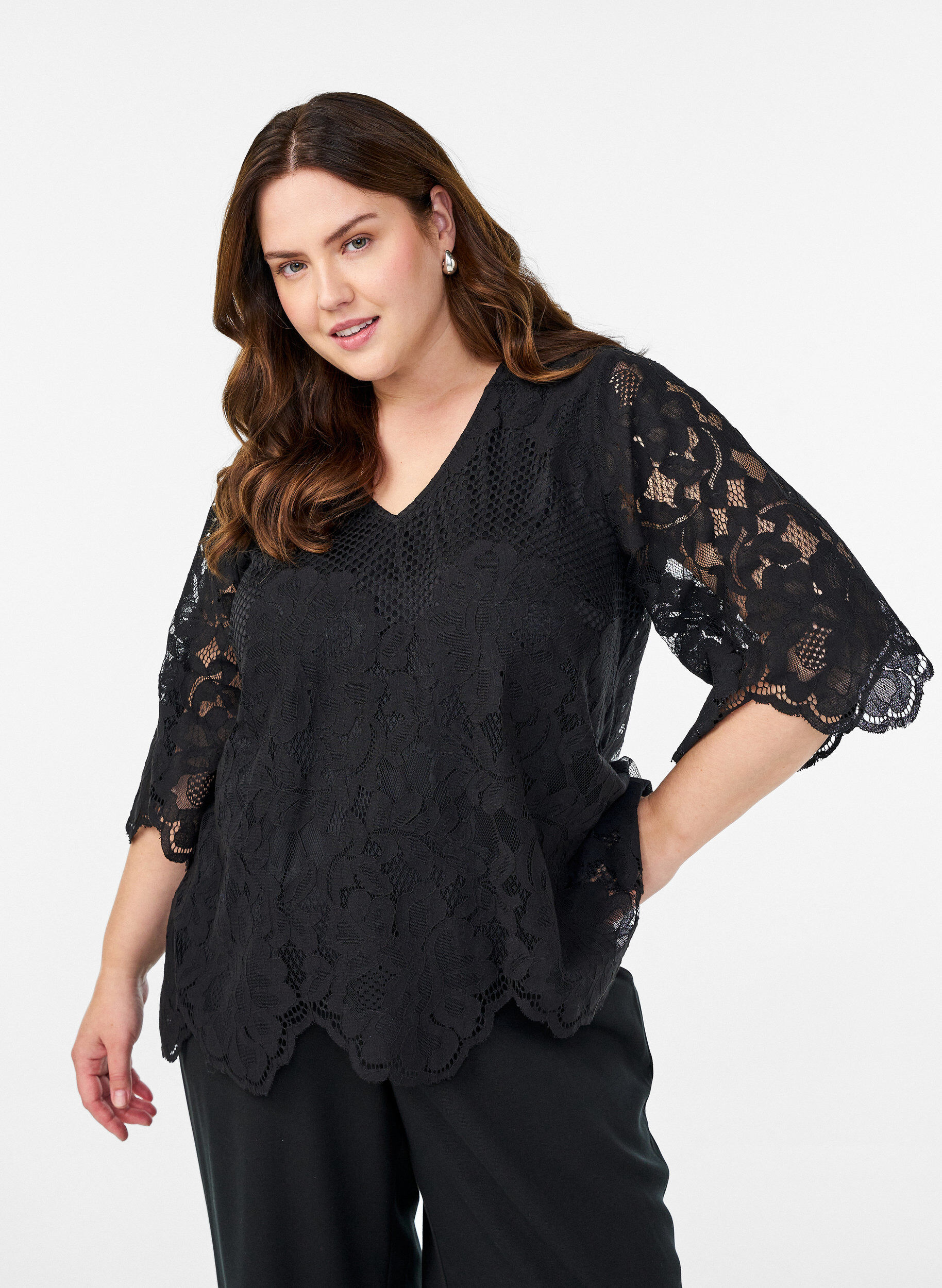 Bluse aus Spitze mit V-Ausschnitt und 1/2-&Auml;rmeln, Schwarz, Model