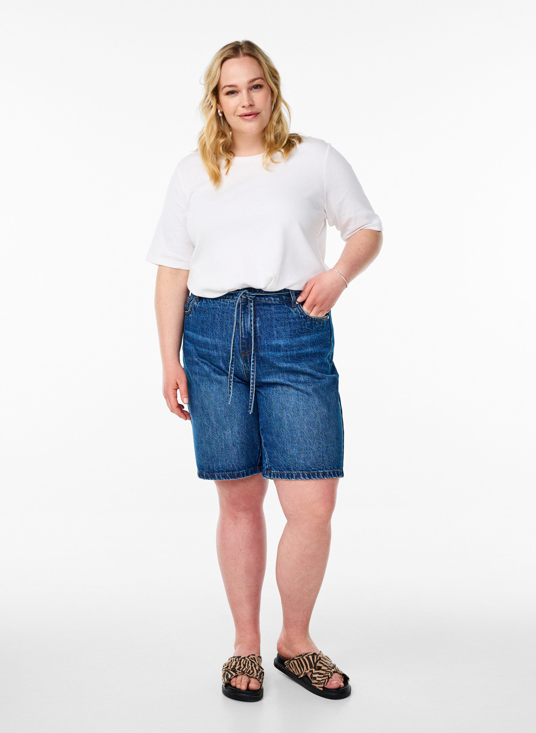 ZizziBluse aus geripptem Jersey mit kurzen &Auml;rmeln, Wei&szlig;, Model image number 1