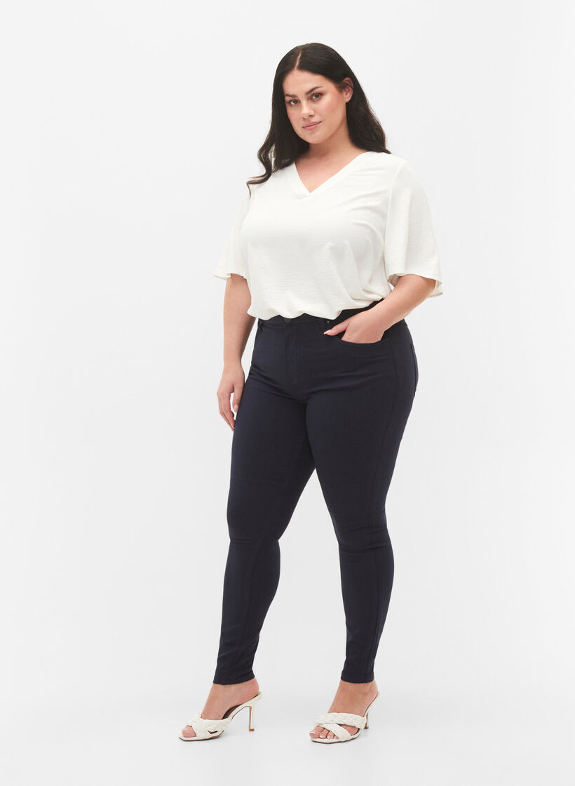 Super Slim Amy Jeans mit hoher Taille, Night Sky, Model