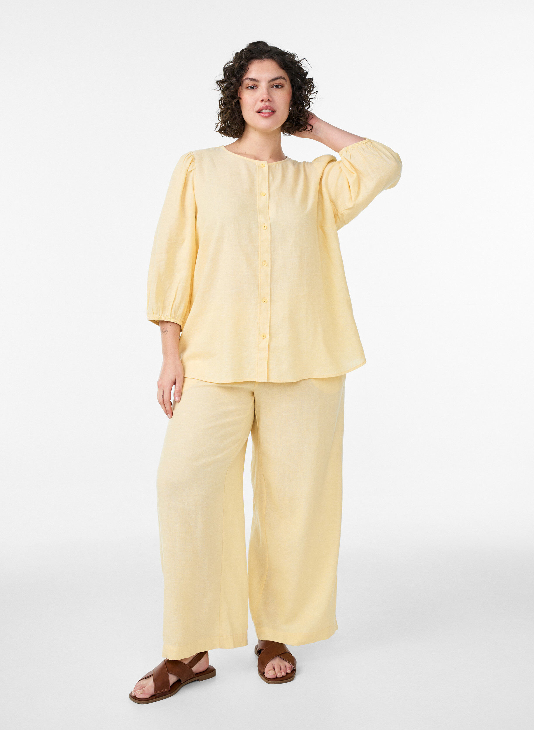 Hose aus Leinen und Viskose mit weitem Bein, Gelb, Model