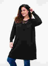 Langärmeliges Kleid mit Spitzendetails, Black, Model
