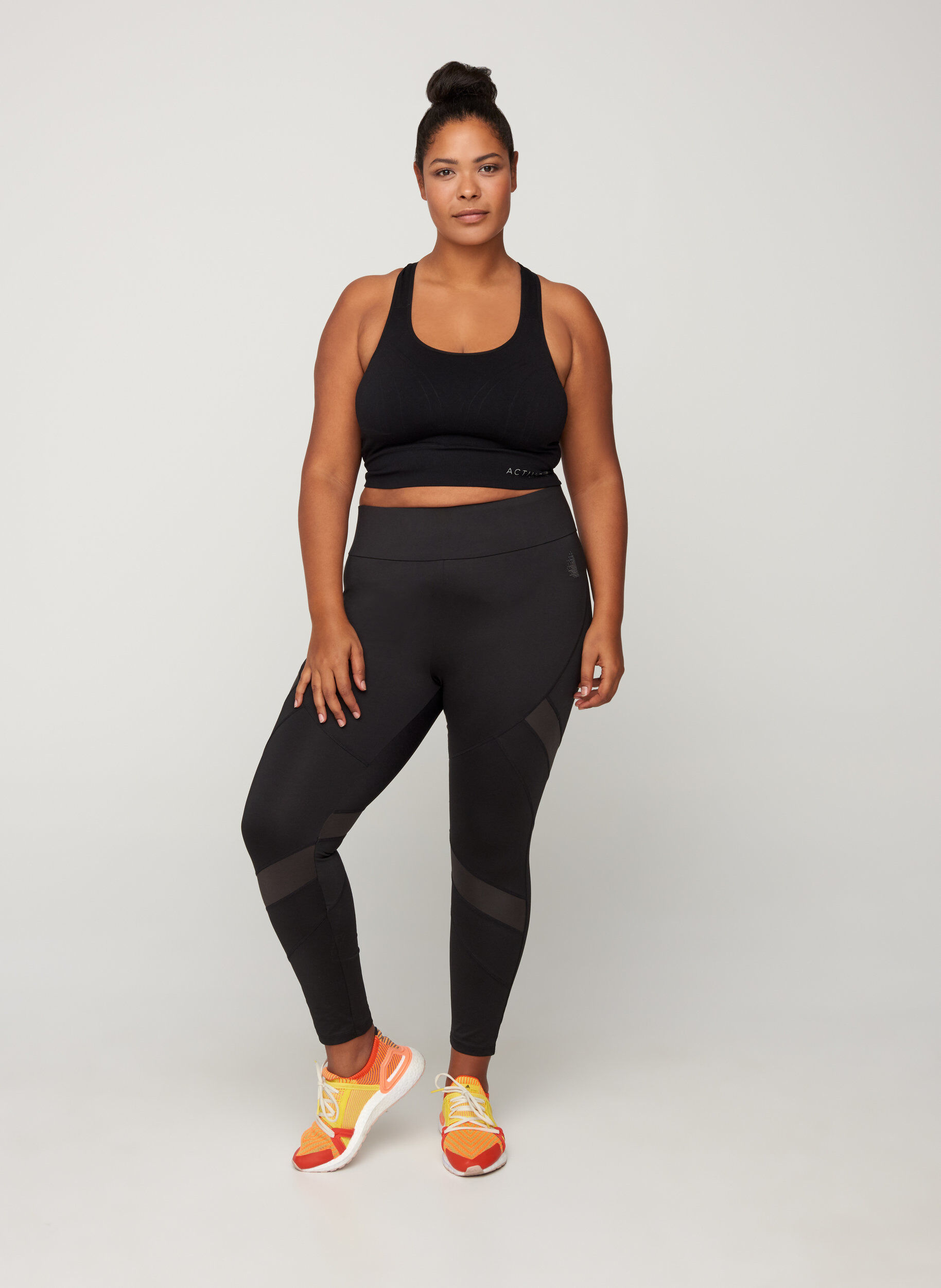 Zizzi Cropped Trainingsleggings mit Mesh, Black, Model image number 2