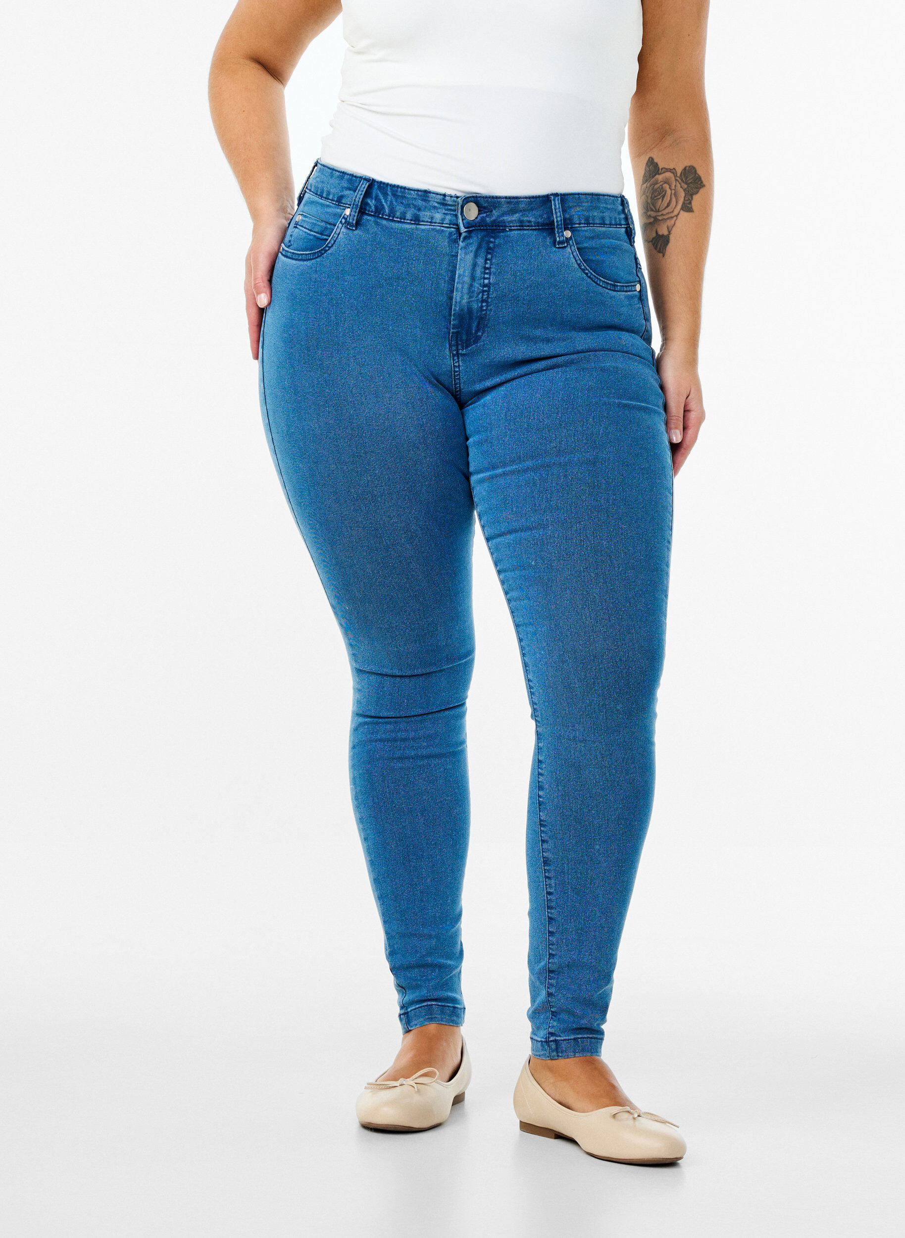 Zizzi Hochtaillierte Super Slim Amy Jeans, Blau, Model image number 2