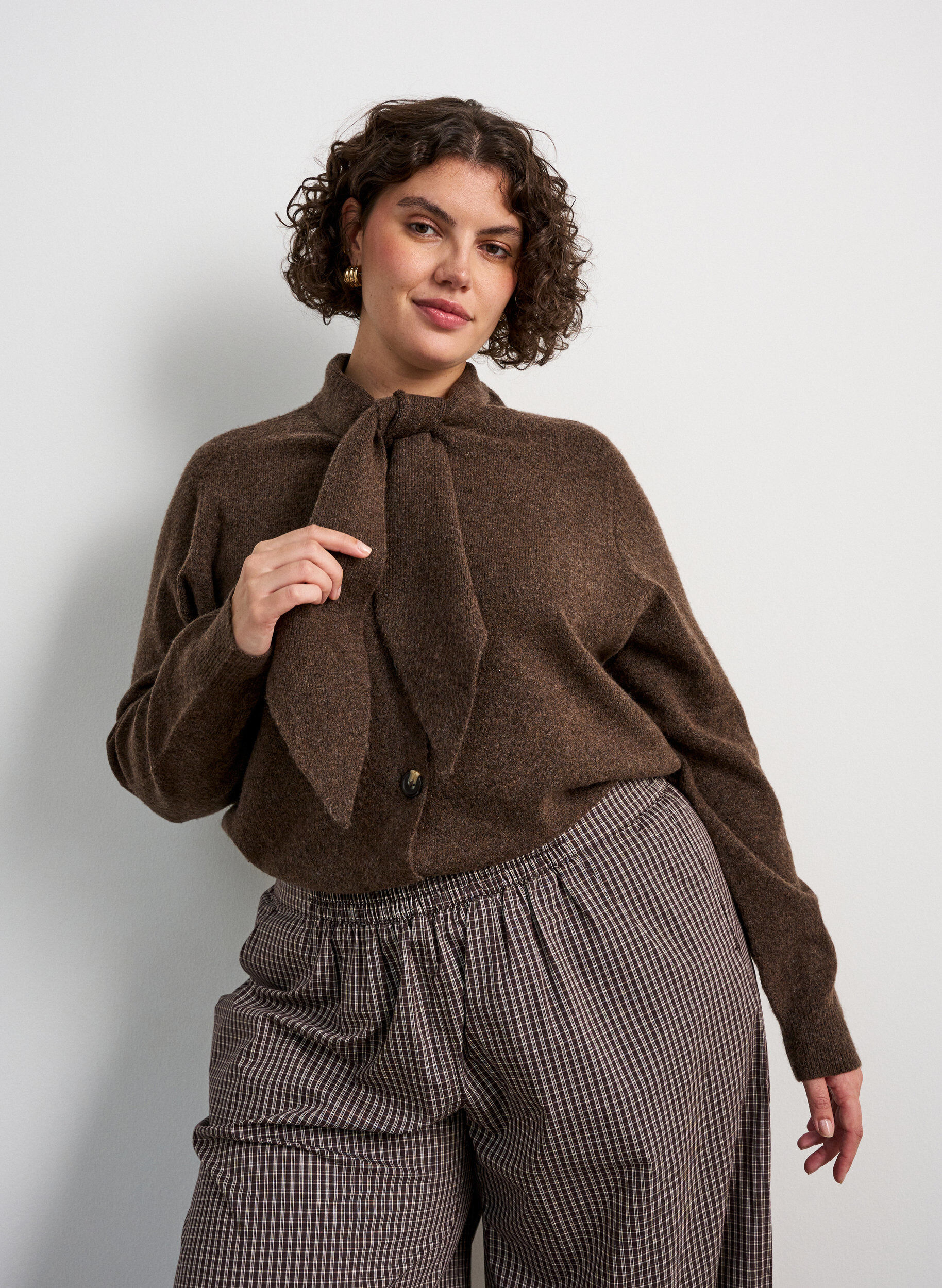 ZizziStrickjacke mit Schleifen und Kn&ouml;pfen, Braun, Model image number 0