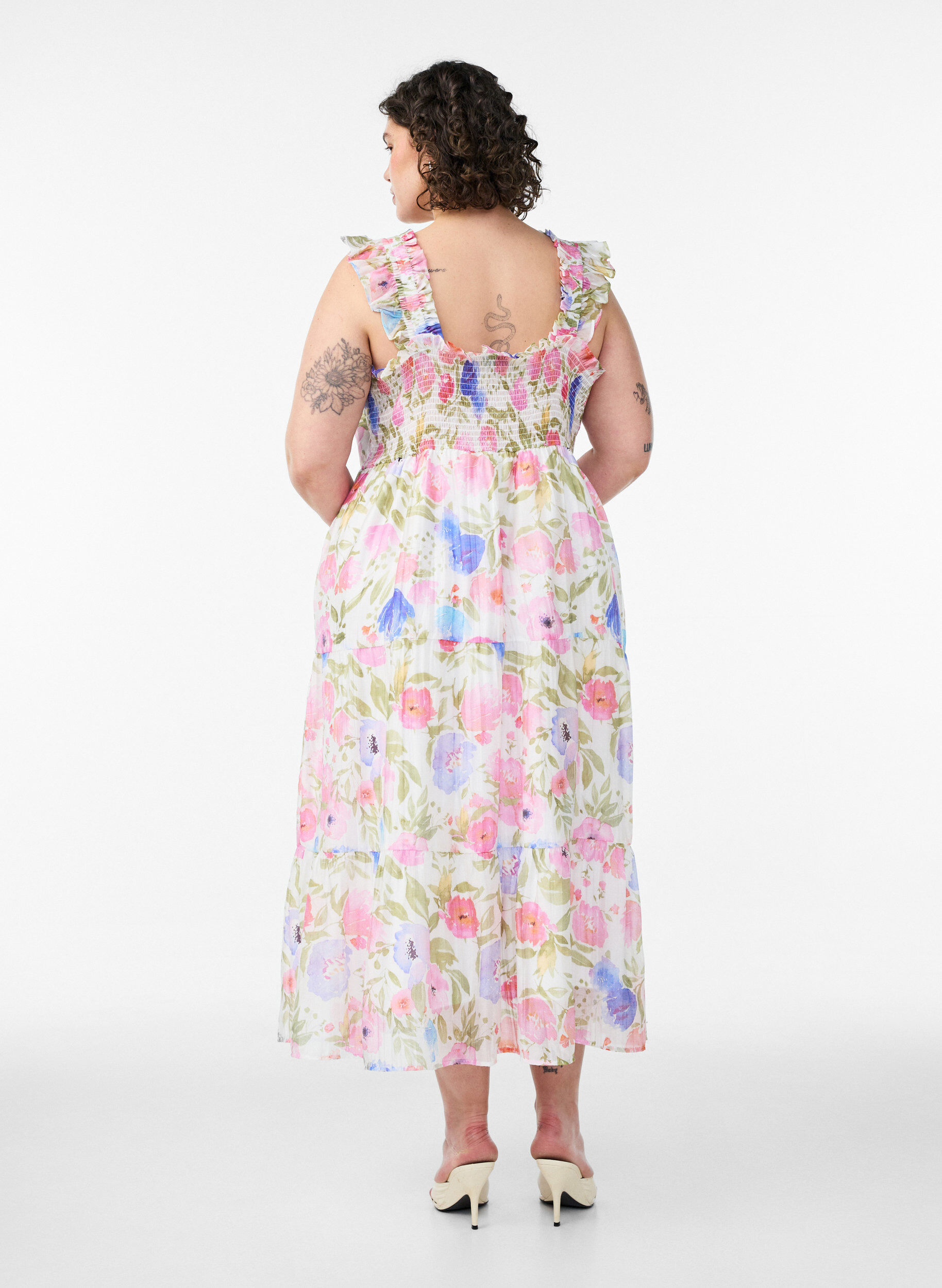 Zizzi Langes gebl&uuml;mtes Kleid aus Lyocell mit R&uuml;schen, Wei&szlig;, Model image number 2