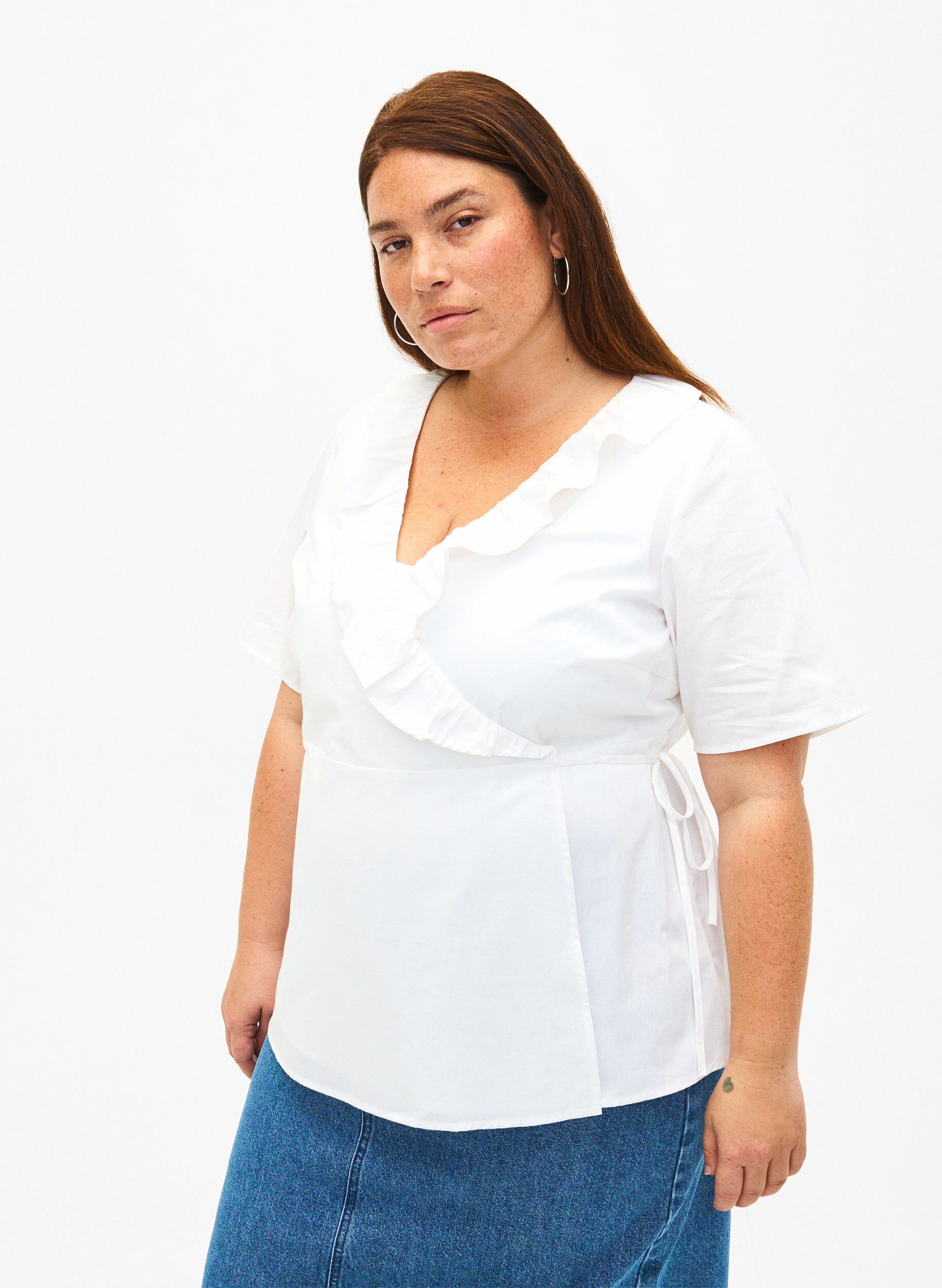 Zizzi  Kurz&auml;rmelige Bluse mit R&uuml;schendetail, Wei&szlig;, Model image number 0