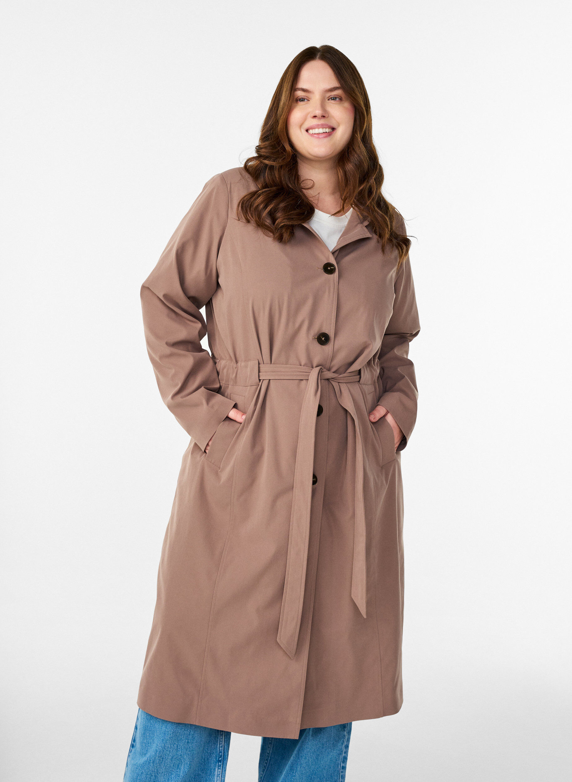 Trenchcoat mit Kapuze und Bindeg&uuml;rtel, Braun, Model