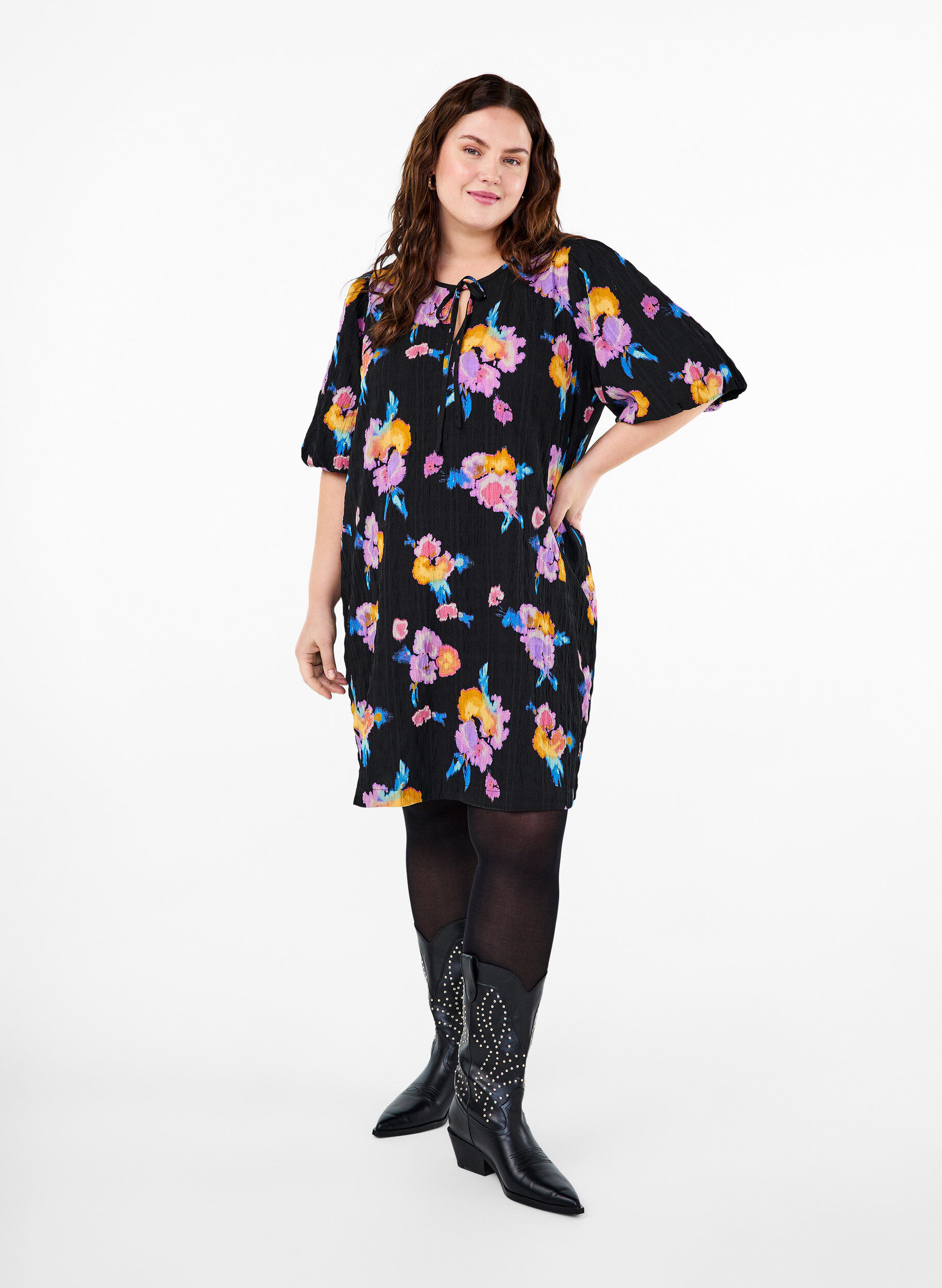 Zizzi Kleid mit kurzen Puff&auml;rmeln und Blumenmuster, Schwarz, Model image number 1