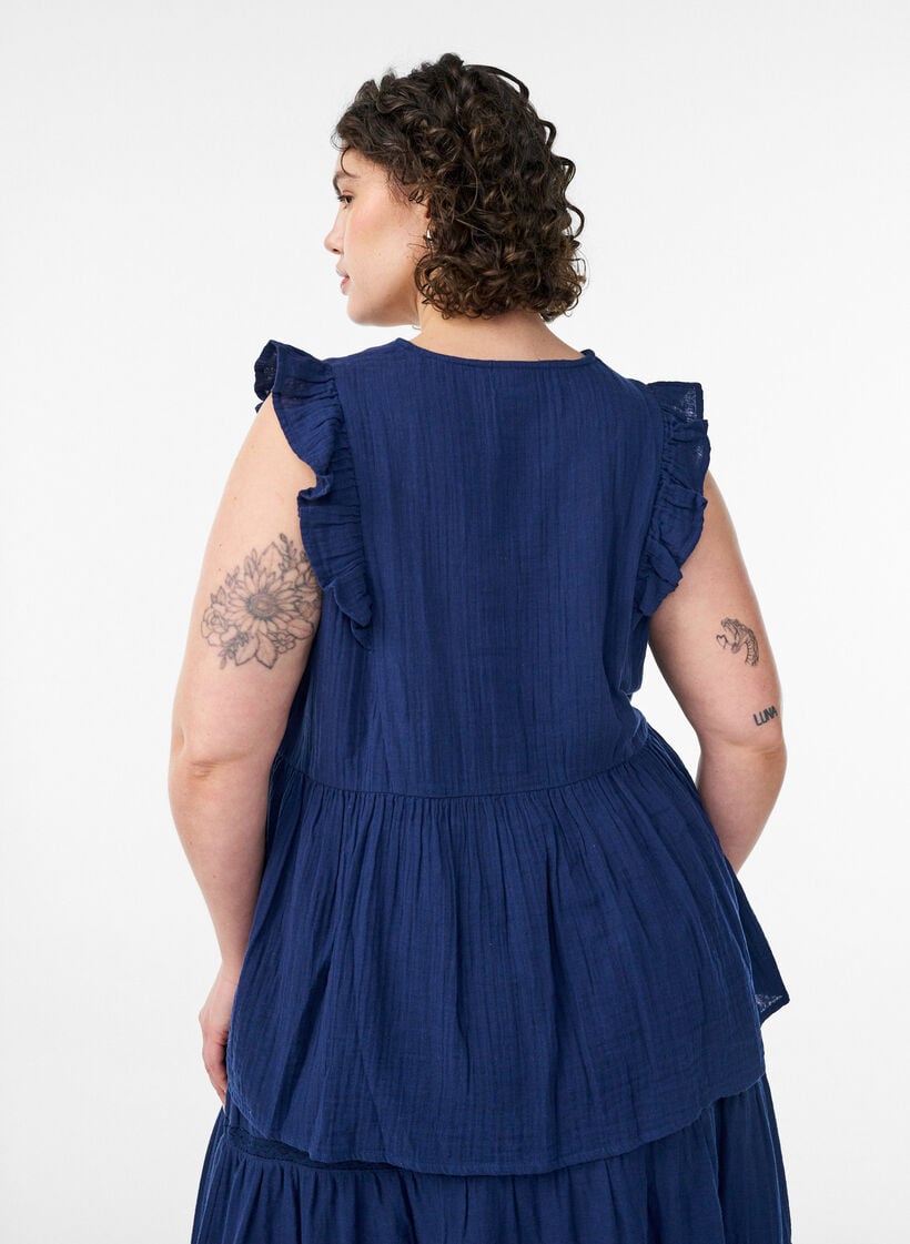 &Auml;rmellose Bluse aus Baumwoll-Musselin mit R&uuml;schen, Blau, Model image number 2