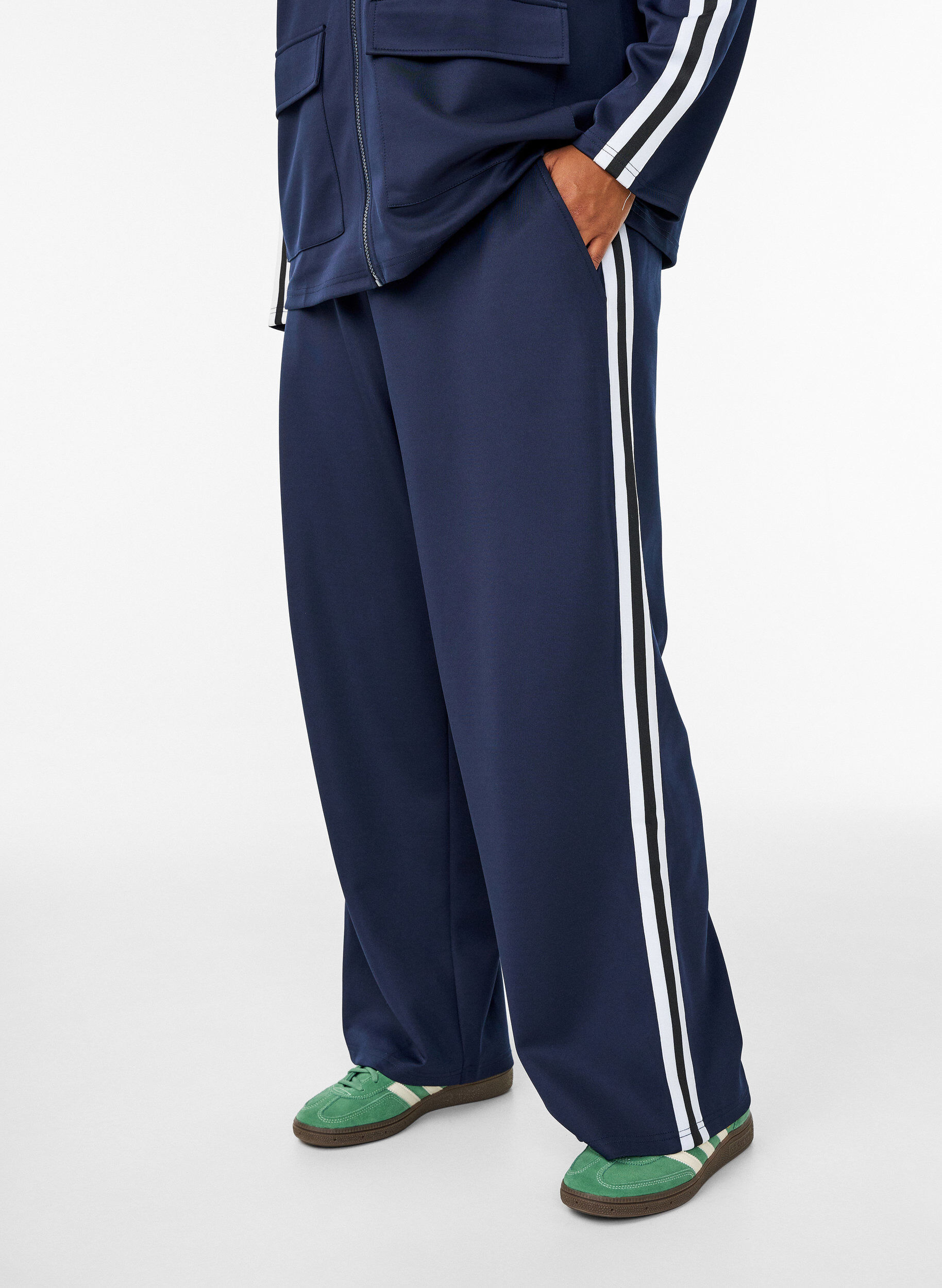 Zizzi Trainingshose mit hoher Taille und sportlichen Streifen, Blau, Model image number 2