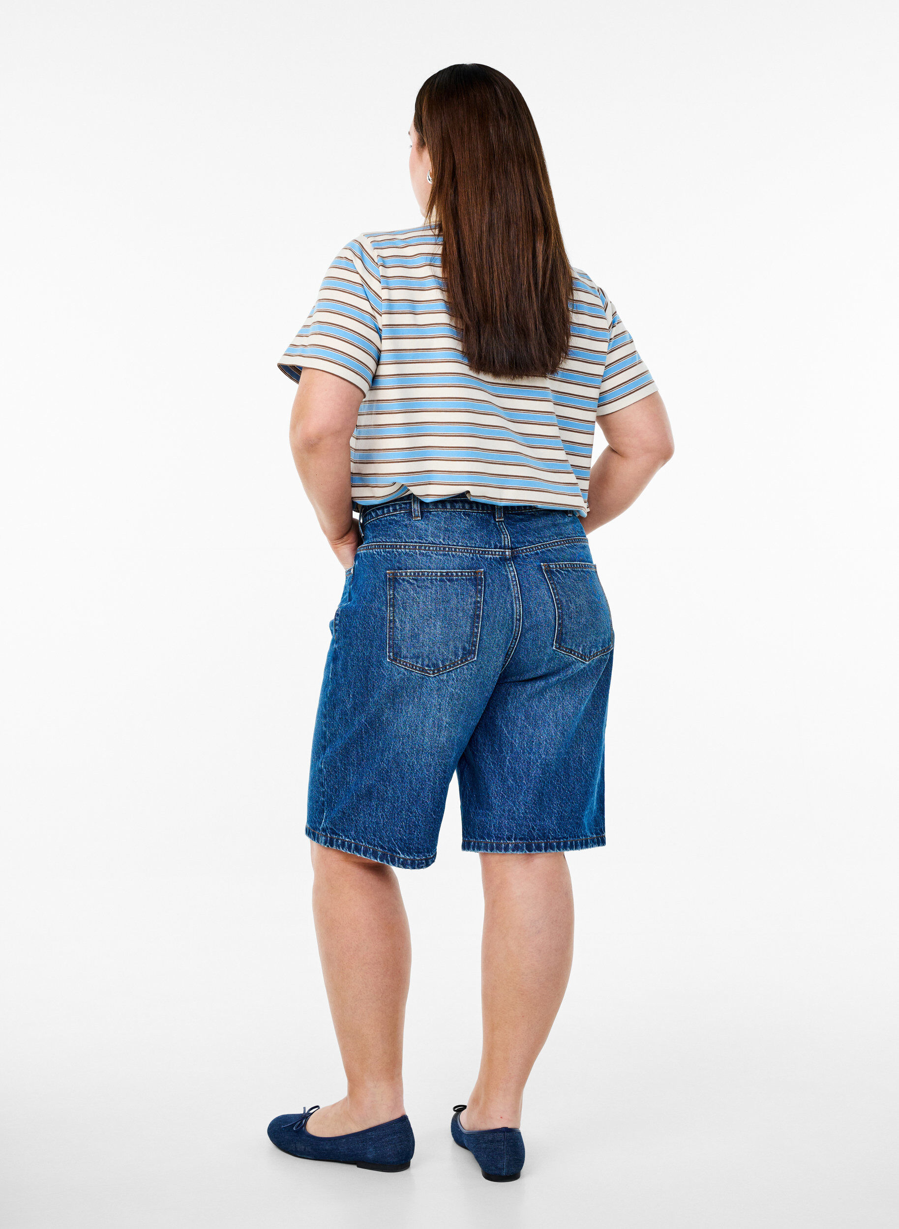 Zizzi Slim fit Jeansshorts mit Bindeg&uuml;rtel, Blau, Model image number 2
