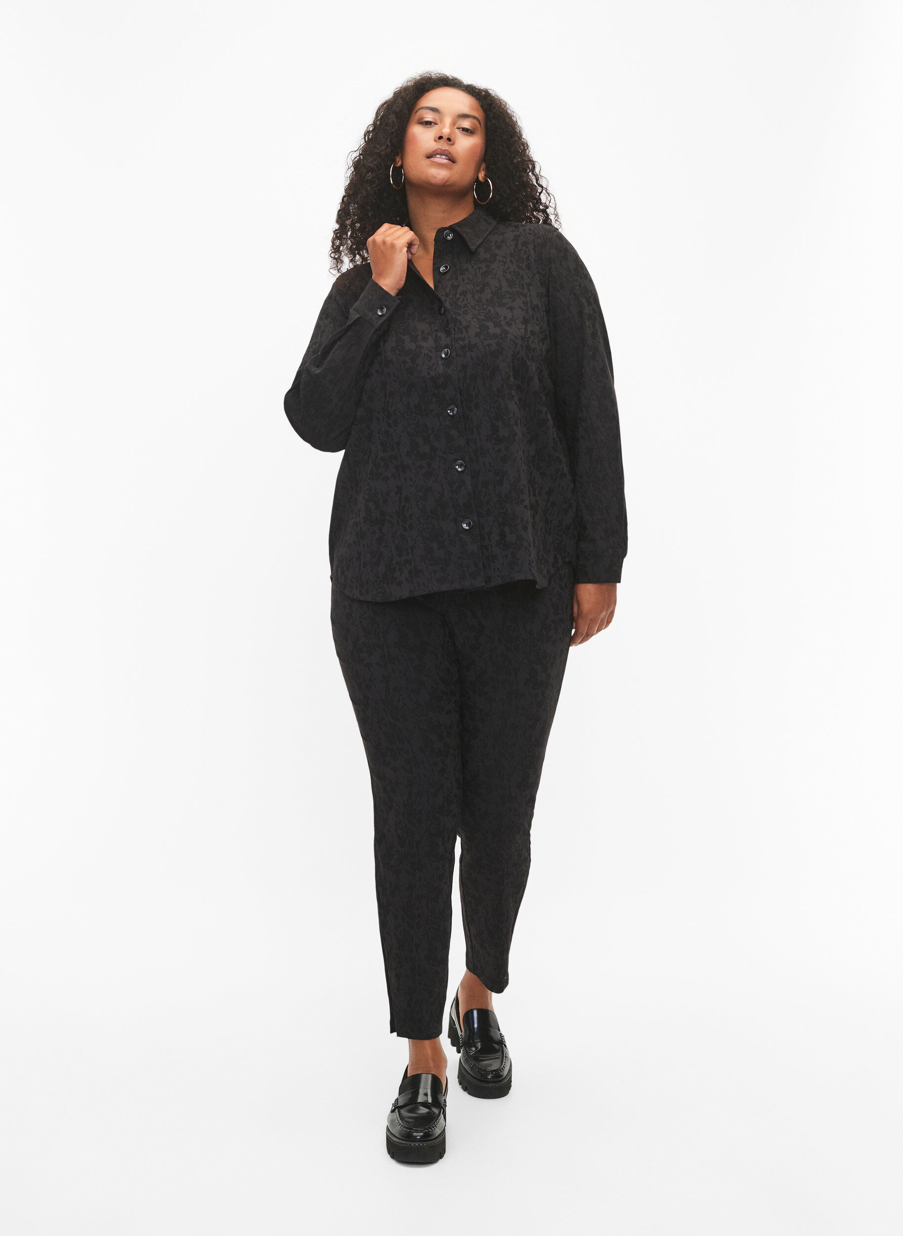 Zizzi Hemdjacke aus Viskose mit Ton-in-Ton-Muster, Black, Model image number 2