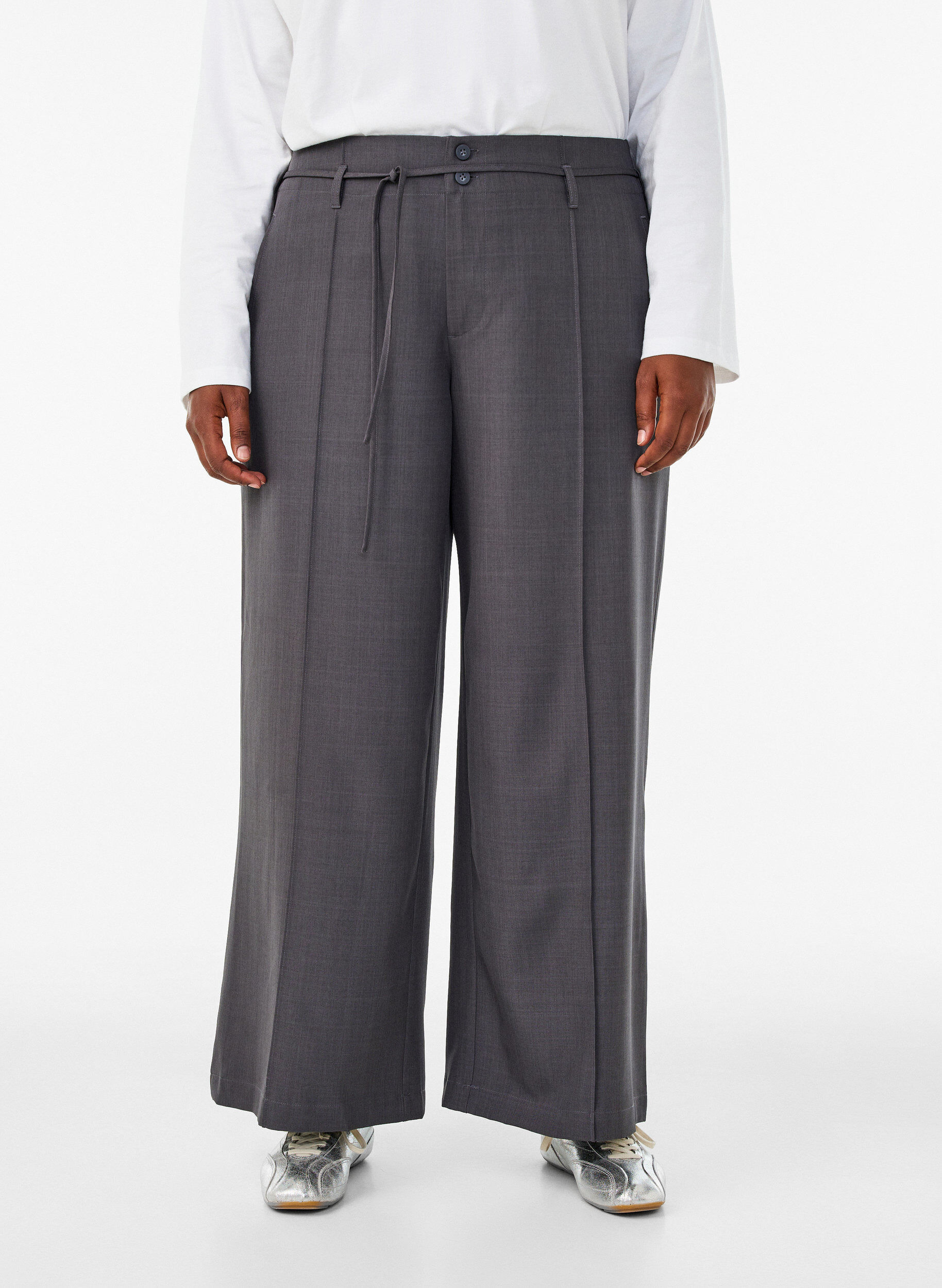 ZizziTaillierte Hose mit B&uuml;gelfalten und einem Bindeg&uuml;rtel, Grau, Model image number 2