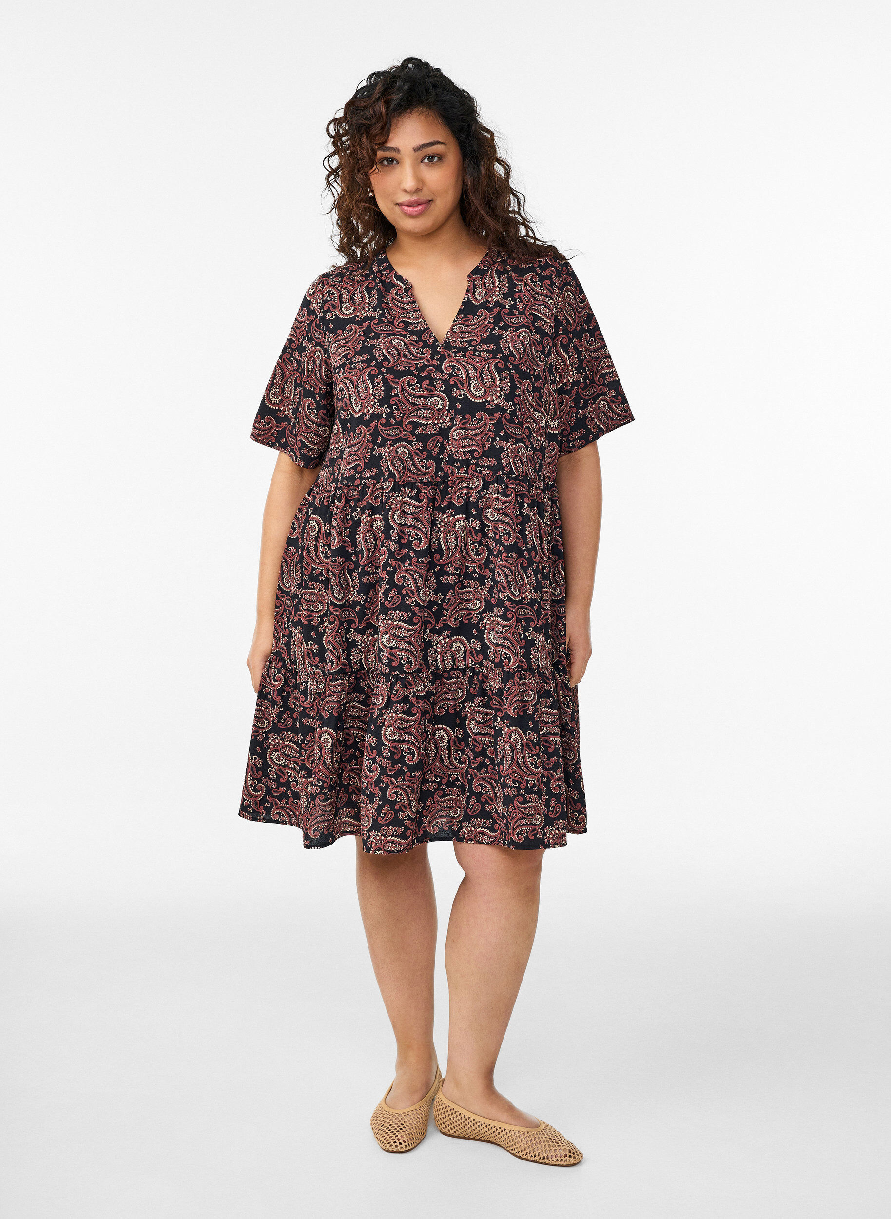 Zizzi Kurzarmkleid mit A-Linie und Teilungsn&auml;hten, Schwarz, Model image number 1