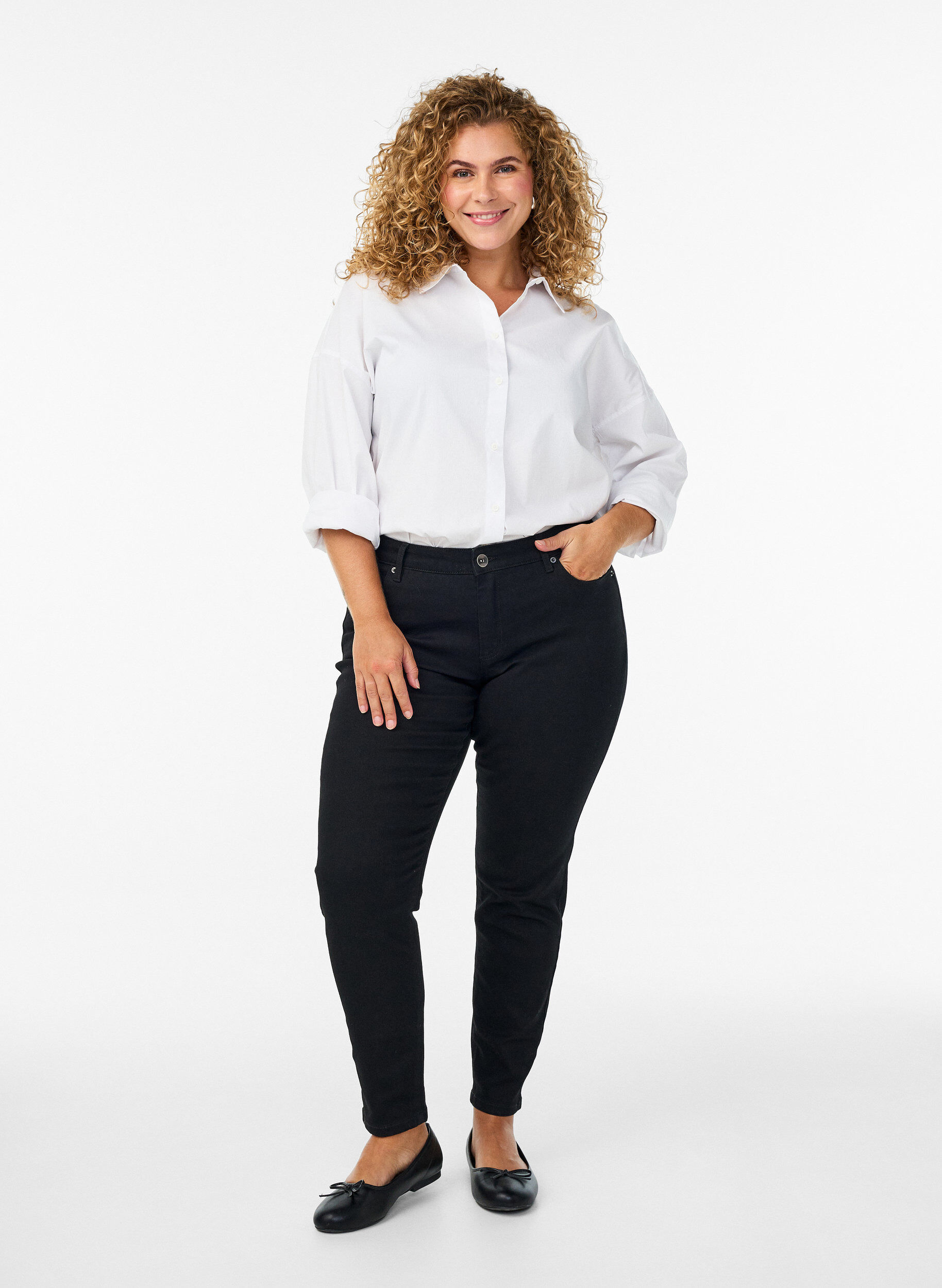 Slim Fit Emily Jeans mit normaler Taille, Schwarz, Model