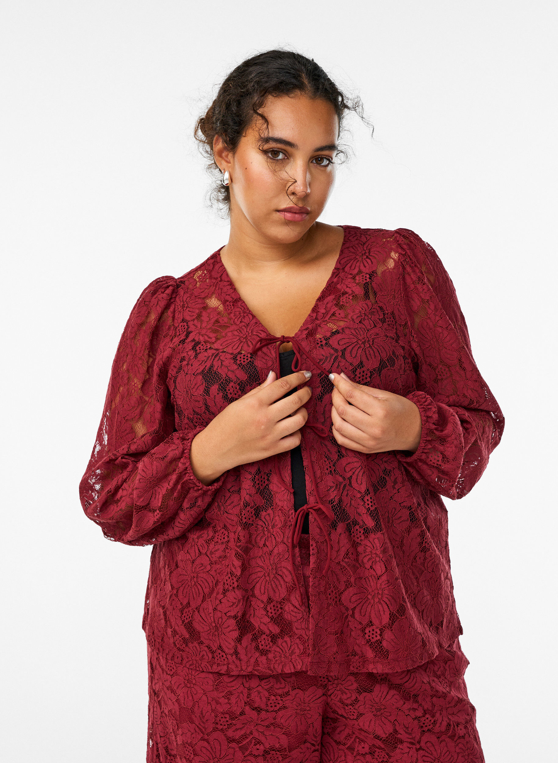 Spitzenbluse mit offener Front und Bindeb&auml;ndern, Dunkles Bordeaux, Model
