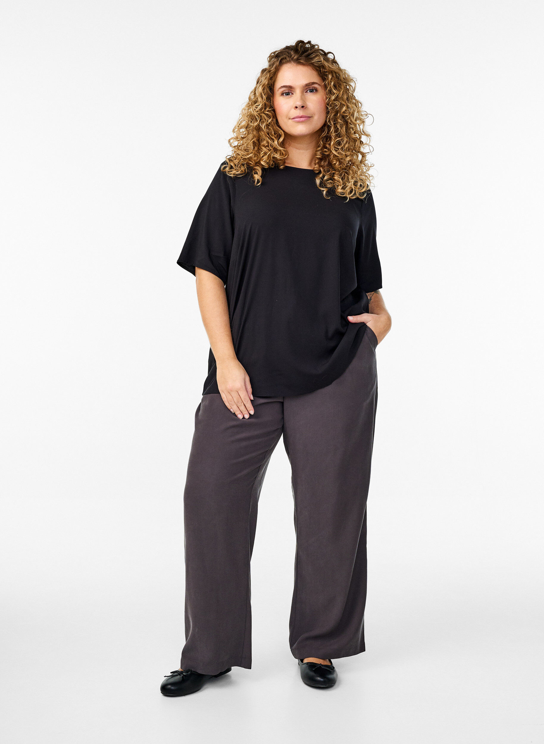 ZizziKurz&auml;rmelige, gewebte Bluse mit Rundhals, Schwarz, Model image number 1
