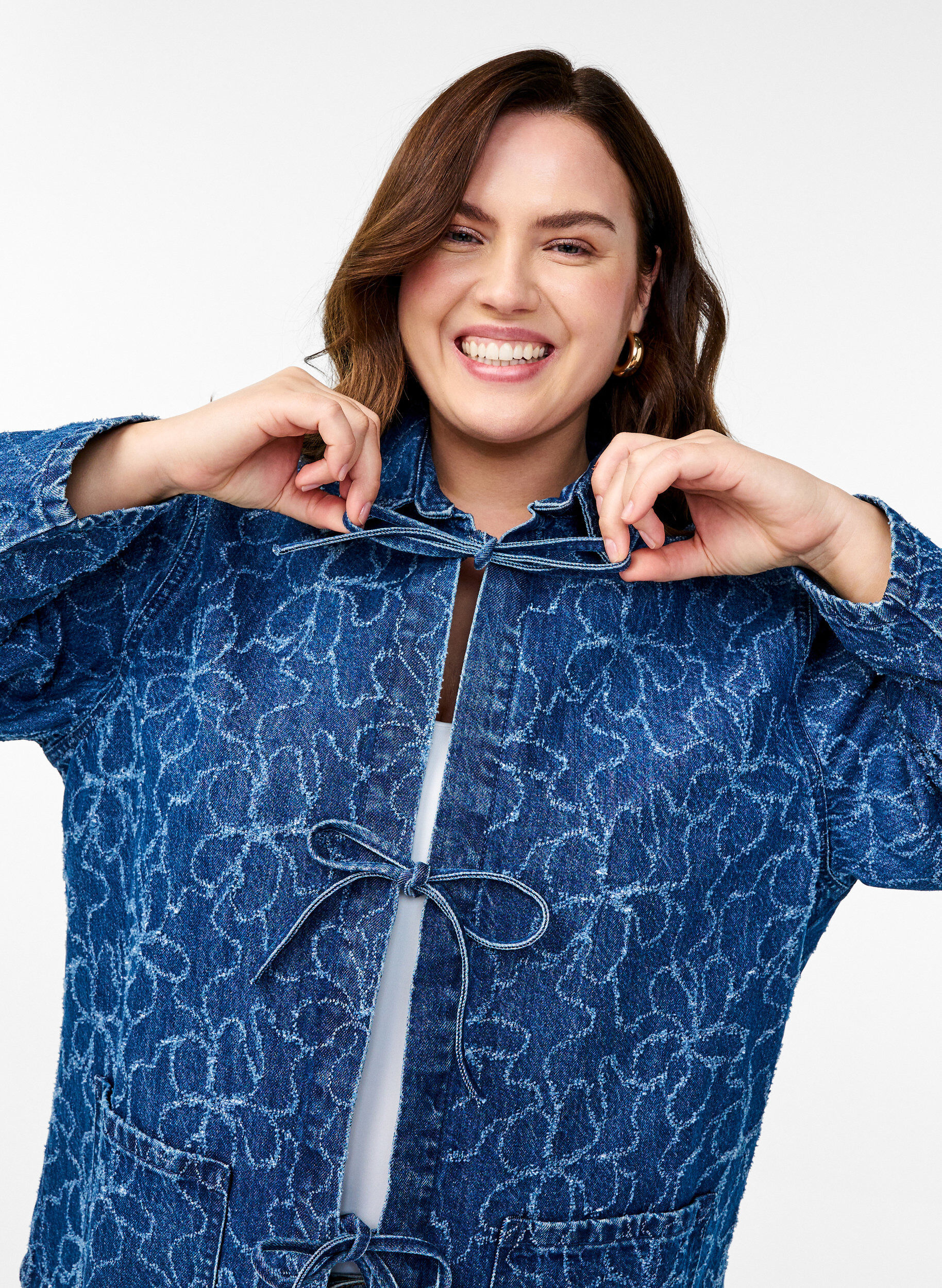 Zizzi Jeansjacke mit Bindeverschluss und Taschen, Blue Denim Destroy, Model image number 2