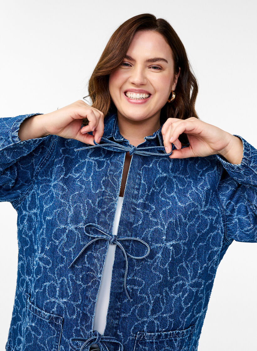 Jeansjacke mit Bindeverschluss und Taschen, Blue Denim Destroy, Model image number 2