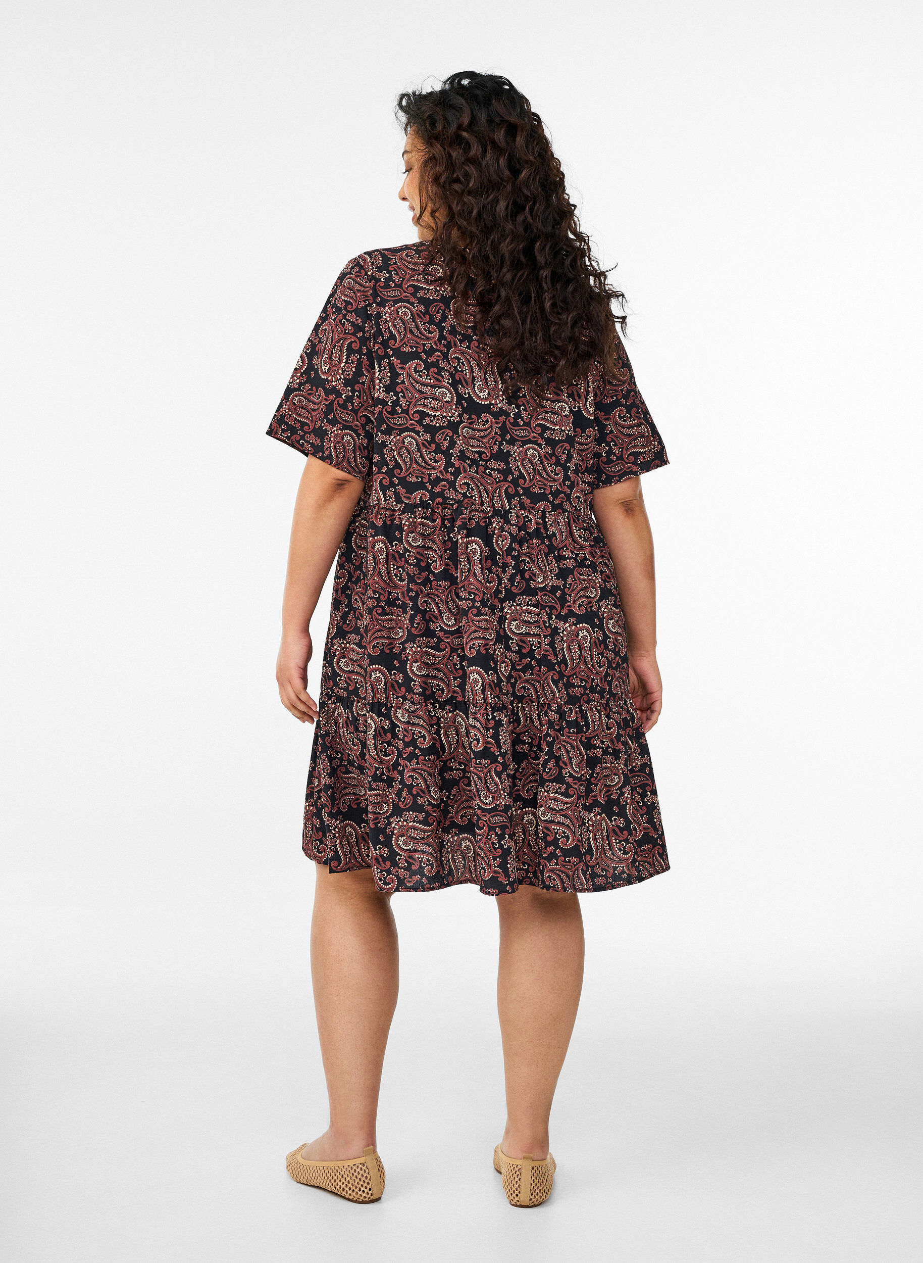 Zizzi Kurzarmkleid mit A-Linie und Teilungsn&auml;hten, Schwarz, Model image number 2