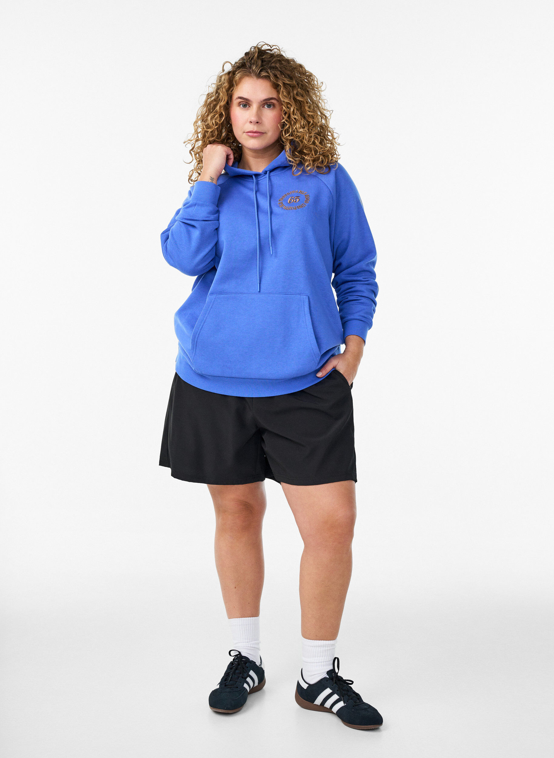 Zizzi Hoodie mit gesticktem Frontmotiv, Blau, Model image number 1