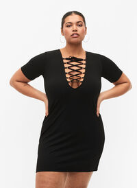 Kurzes Kleid mit V-Ausschnitt und String-Details, Black, Model